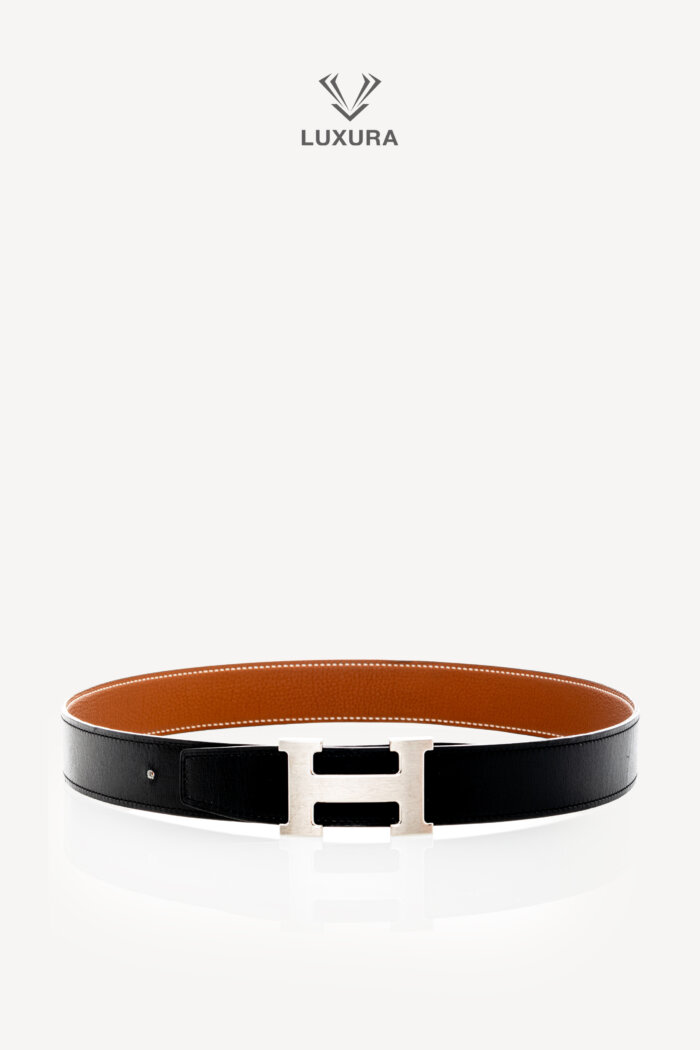 <span style="font-size: 10px;letter-spacing: .15em">BEST DEAL</span><br>            <strong>HERMES</strong><br>            <div style="margin-top:10px;font-size:16px">H Belt Buckle with Reversible Strap Noir/Gold 85cm</div><br>