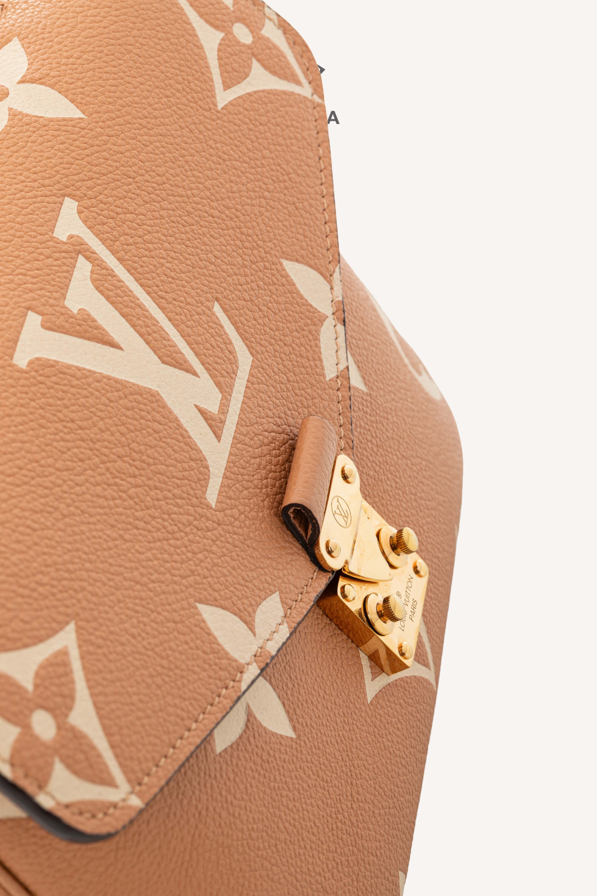 <span style="font-size: 10px;letter-spacing: .15em">HARD TO FIND</span><br> <strong>LOUIS VUITTON</strong><br> <div style="margin-top:10px;font-size:16px">Empreinte Monogram Giant Pochete Metis Arizona Beige M45809</div><br> - Image 12