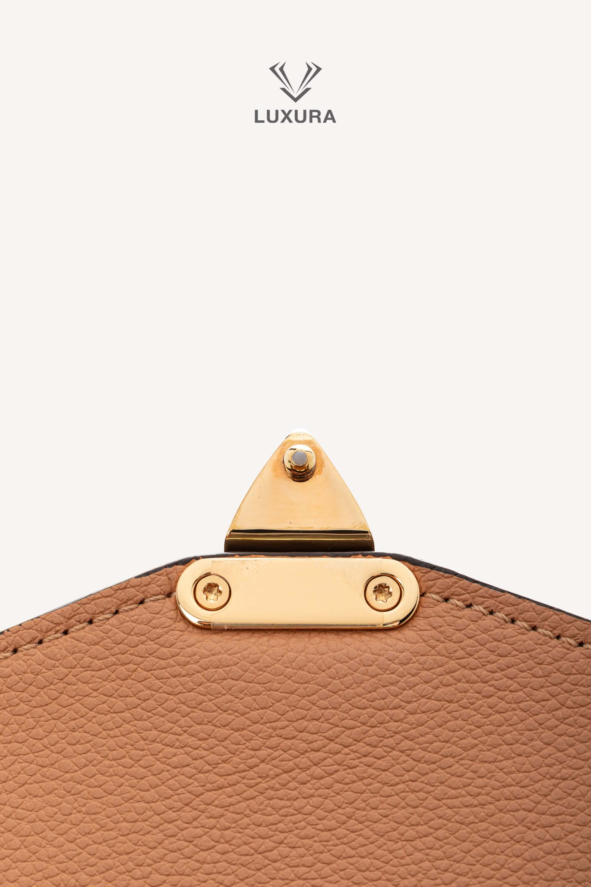 <span style="font-size: 10px;letter-spacing: .15em">HARD TO FIND</span><br> <strong>LOUIS VUITTON</strong><br> <div style="margin-top:10px;font-size:16px">Empreinte Monogram Giant Pochete Metis Arizona Beige M45809</div><br> - Image 22