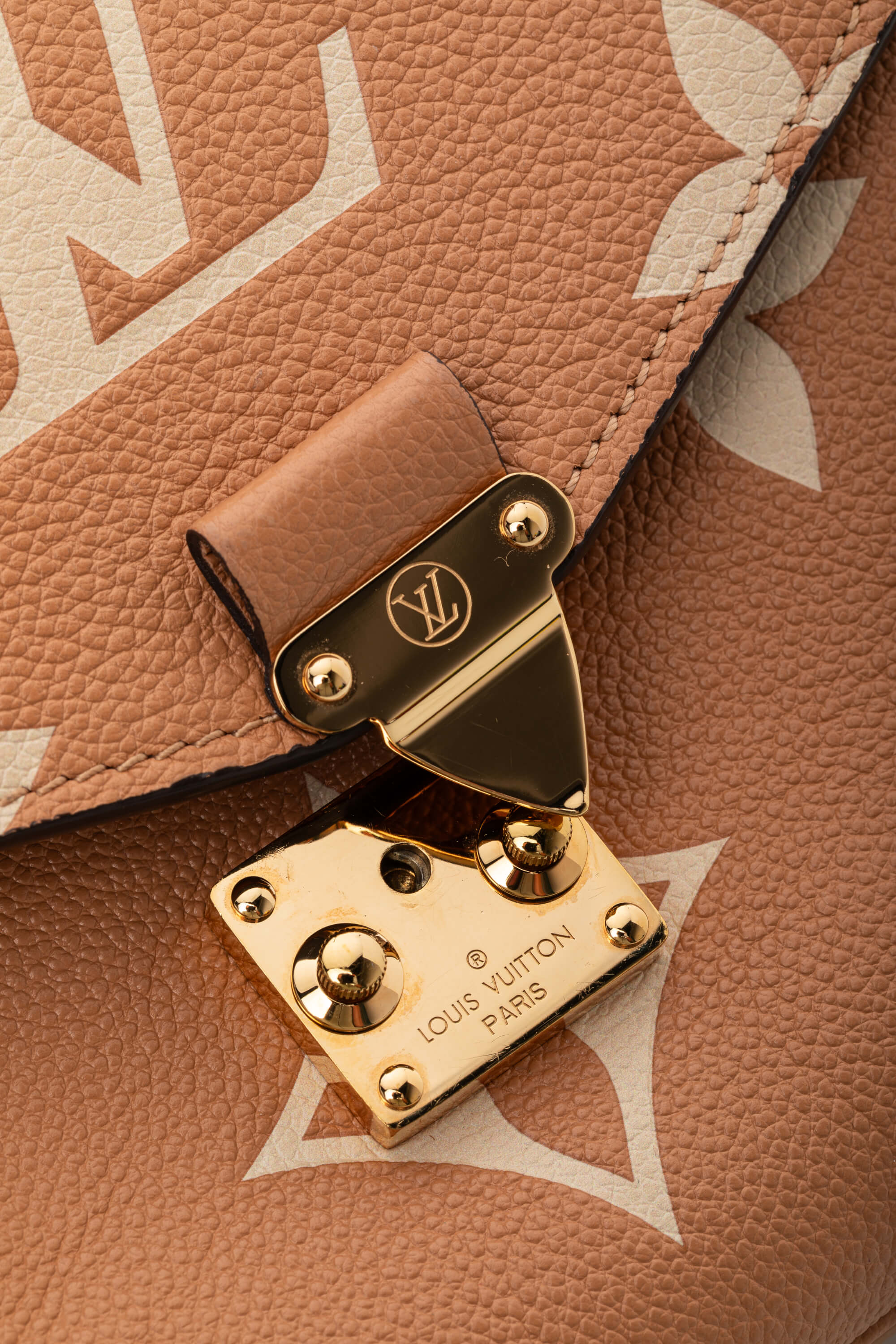 <span style="font-size: 10px;letter-spacing: .15em">HARD TO FIND</span><br> <strong>LOUIS VUITTON</strong><br> <div style="margin-top:10px;font-size:16px">Empreinte Monogram Giant Pochete Metis Arizona Beige M45809</div><br> - Image 11