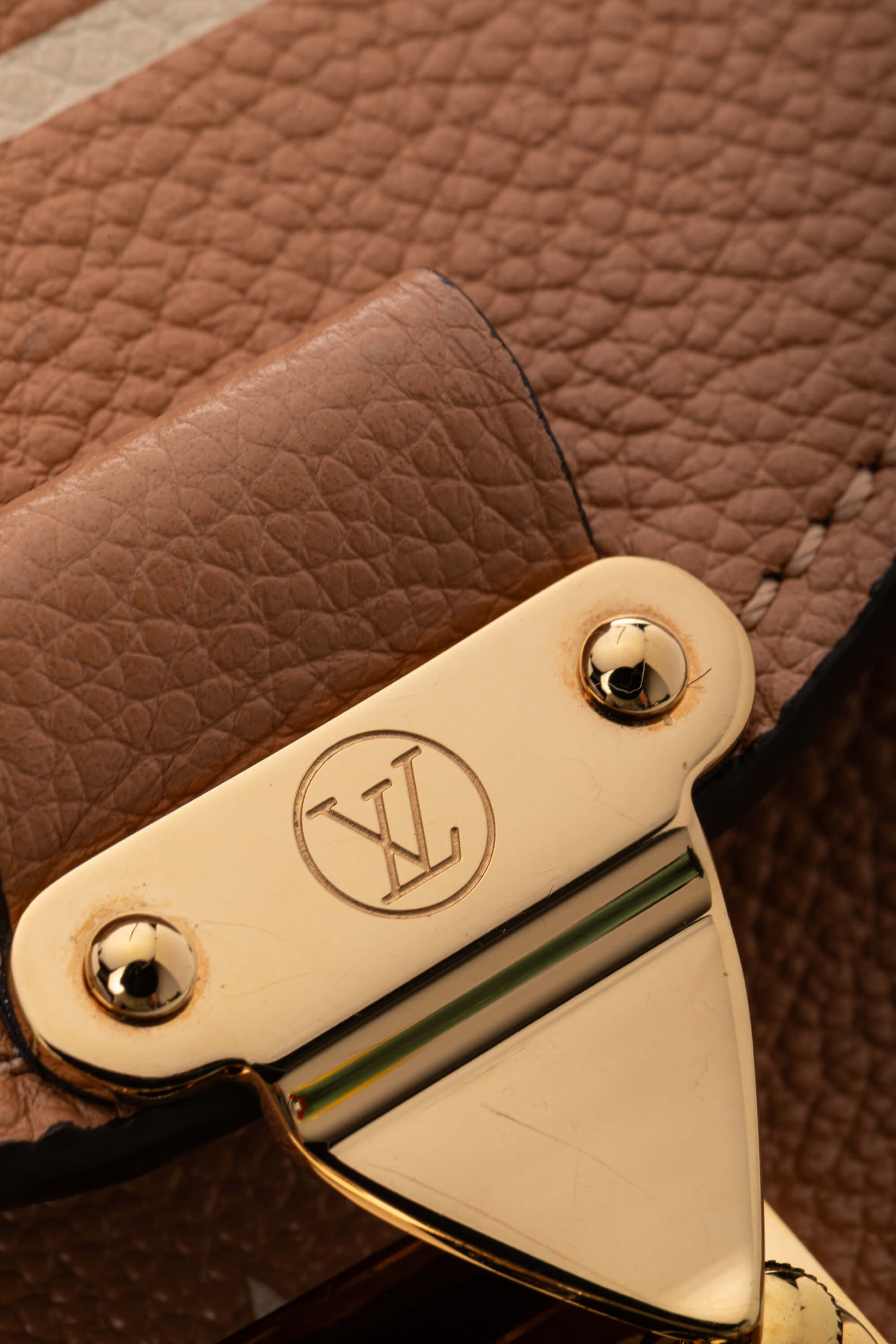 <span style="font-size: 10px;letter-spacing: .15em">HARD TO FIND</span><br> <strong>LOUIS VUITTON</strong><br> <div style="margin-top:10px;font-size:16px">Empreinte Monogram Giant Pochete Metis Arizona Beige M45809</div><br> - Image 10