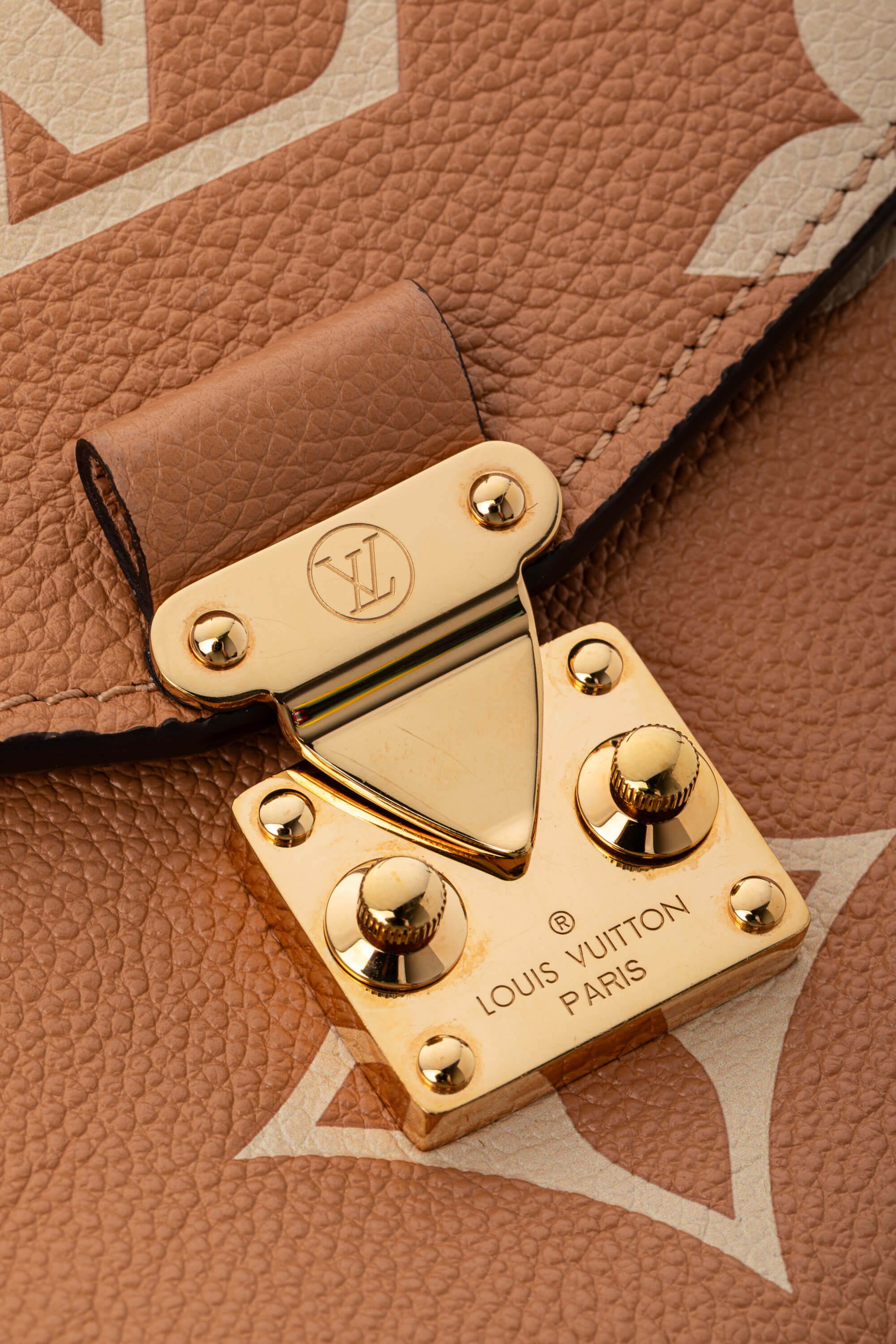 <span style="font-size: 10px;letter-spacing: .15em">HARD TO FIND</span><br> <strong>LOUIS VUITTON</strong><br> <div style="margin-top:10px;font-size:16px">Empreinte Monogram Giant Pochete Metis Arizona Beige M45809</div><br> - Image 9
