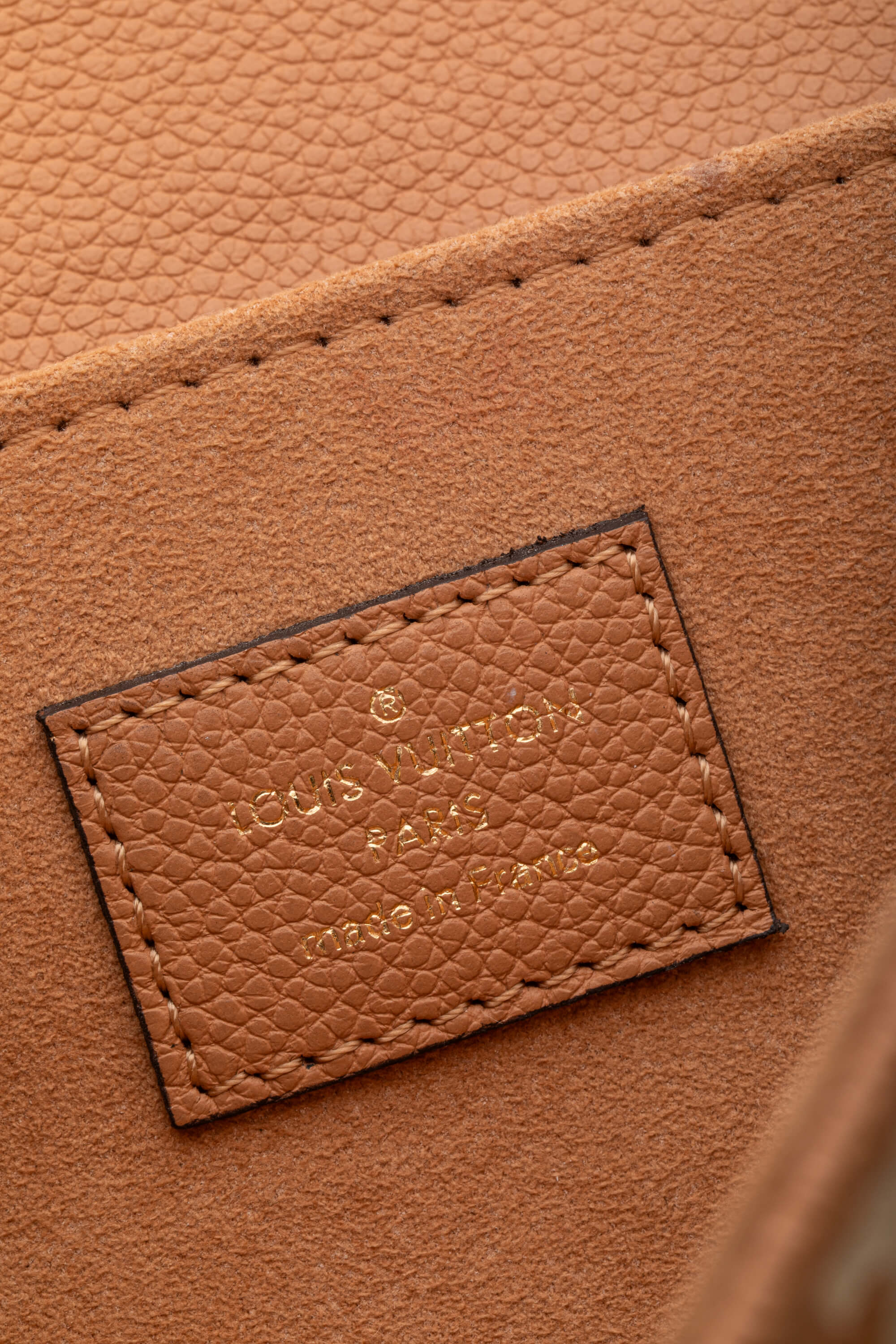 <span style="font-size: 10px;letter-spacing: .15em">HARD TO FIND</span><br> <strong>LOUIS VUITTON</strong><br> <div style="margin-top:10px;font-size:16px">Empreinte Monogram Giant Pochete Metis Arizona Beige M45809</div><br> - Image 18