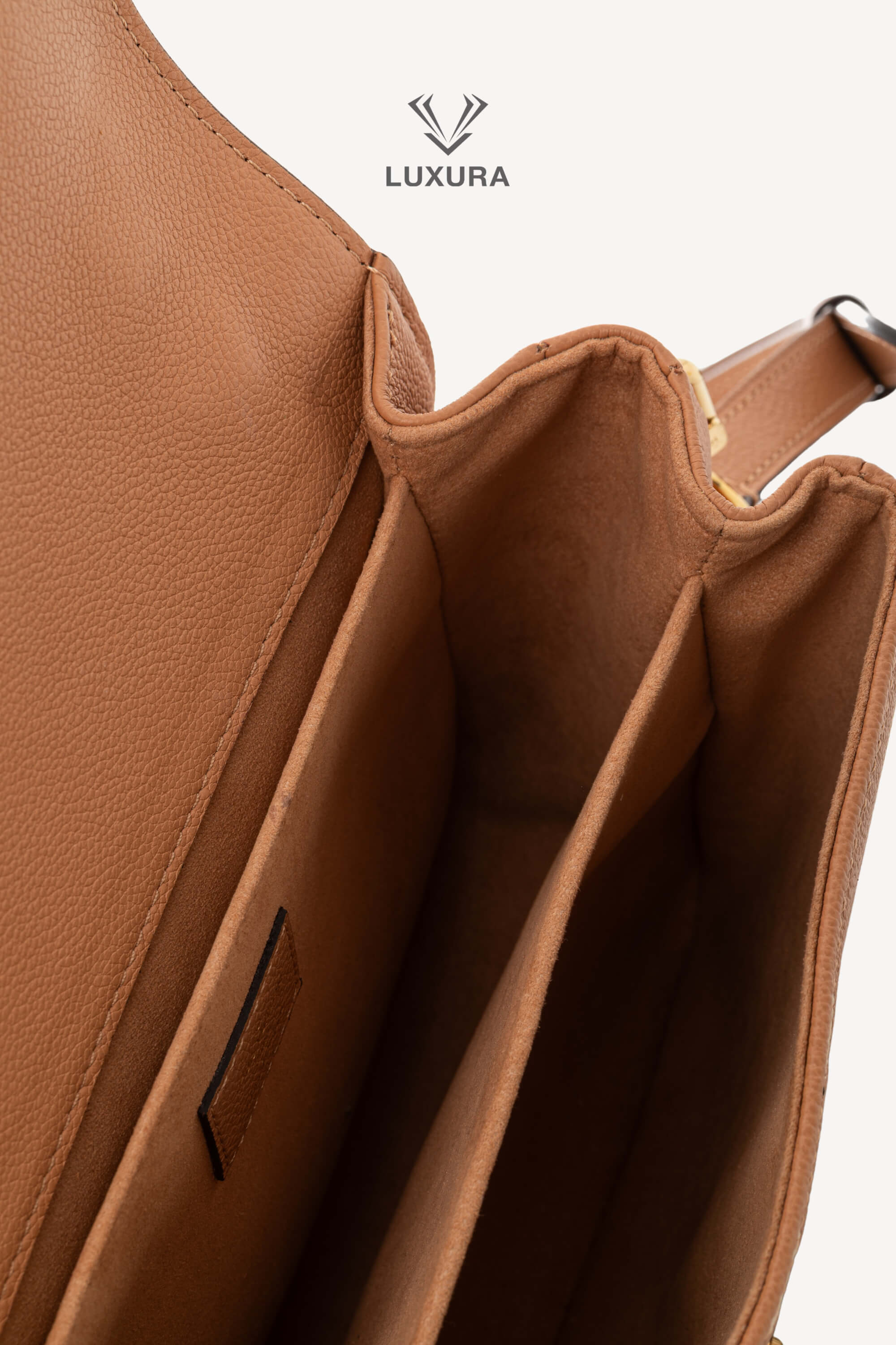 <span style="font-size: 10px;letter-spacing: .15em">HARD TO FIND</span><br> <strong>LOUIS VUITTON</strong><br> <div style="margin-top:10px;font-size:16px">Empreinte Monogram Giant Pochete Metis Arizona Beige M45809</div><br> - Image 19