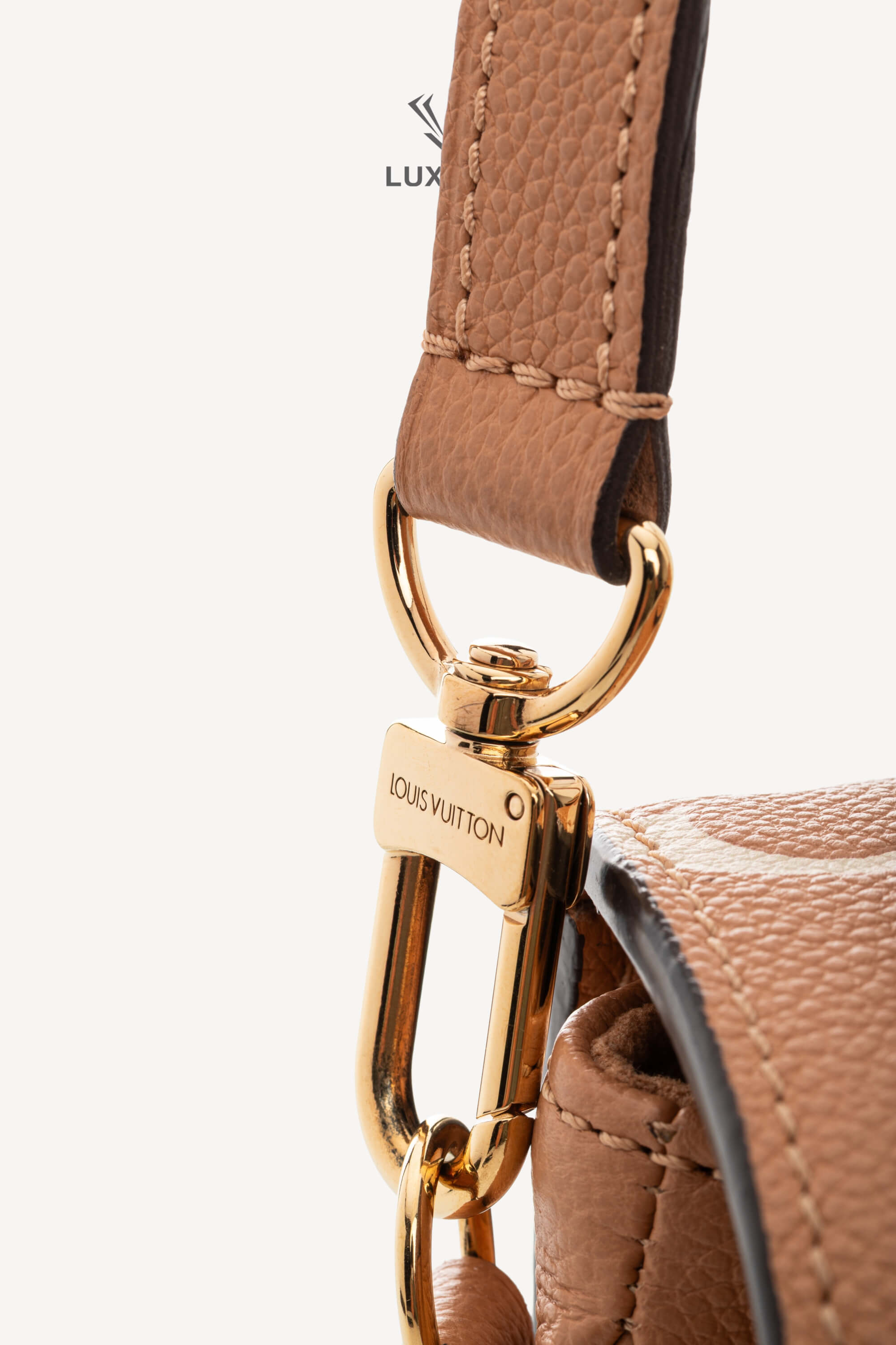 <span style="font-size: 10px;letter-spacing: .15em">HARD TO FIND</span><br> <strong>LOUIS VUITTON</strong><br> <div style="margin-top:10px;font-size:16px">Empreinte Monogram Giant Pochete Metis Arizona Beige M45809</div><br> - Image 24