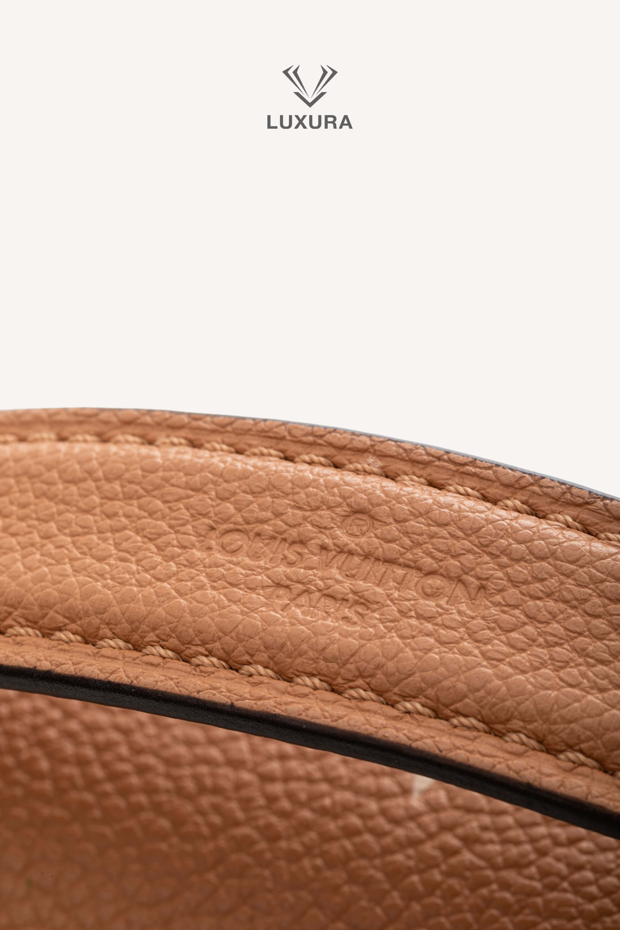 <span style="font-size: 10px;letter-spacing: .15em">HARD TO FIND</span><br> <strong>LOUIS VUITTON</strong><br> <div style="margin-top:10px;font-size:16px">Empreinte Monogram Giant Pochete Metis Arizona Beige M45809</div><br> - Image 20