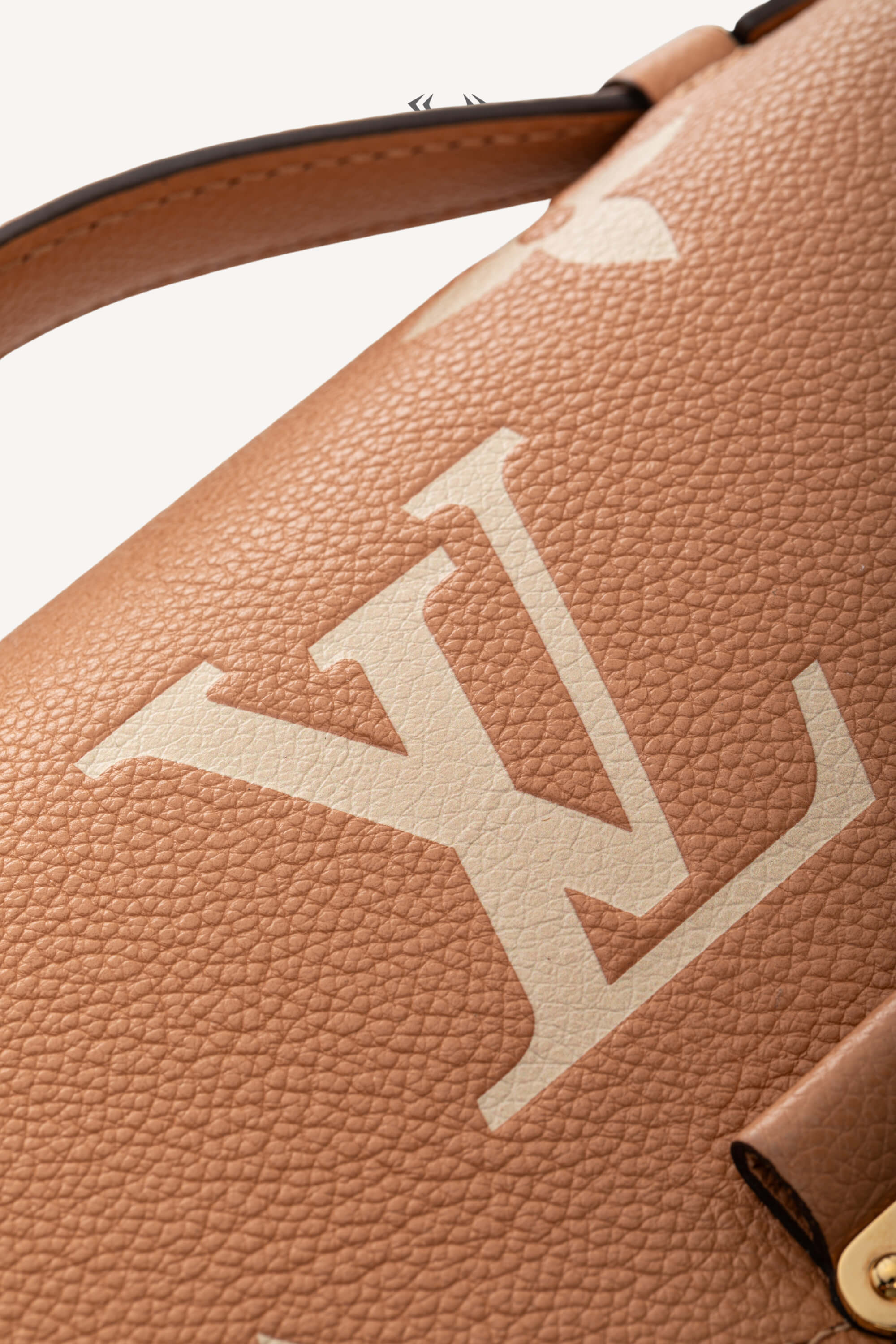 <span style="font-size: 10px;letter-spacing: .15em">HARD TO FIND</span><br> <strong>LOUIS VUITTON</strong><br> <div style="margin-top:10px;font-size:16px">Empreinte Monogram Giant Pochete Metis Arizona Beige M45809</div><br> - Image 17