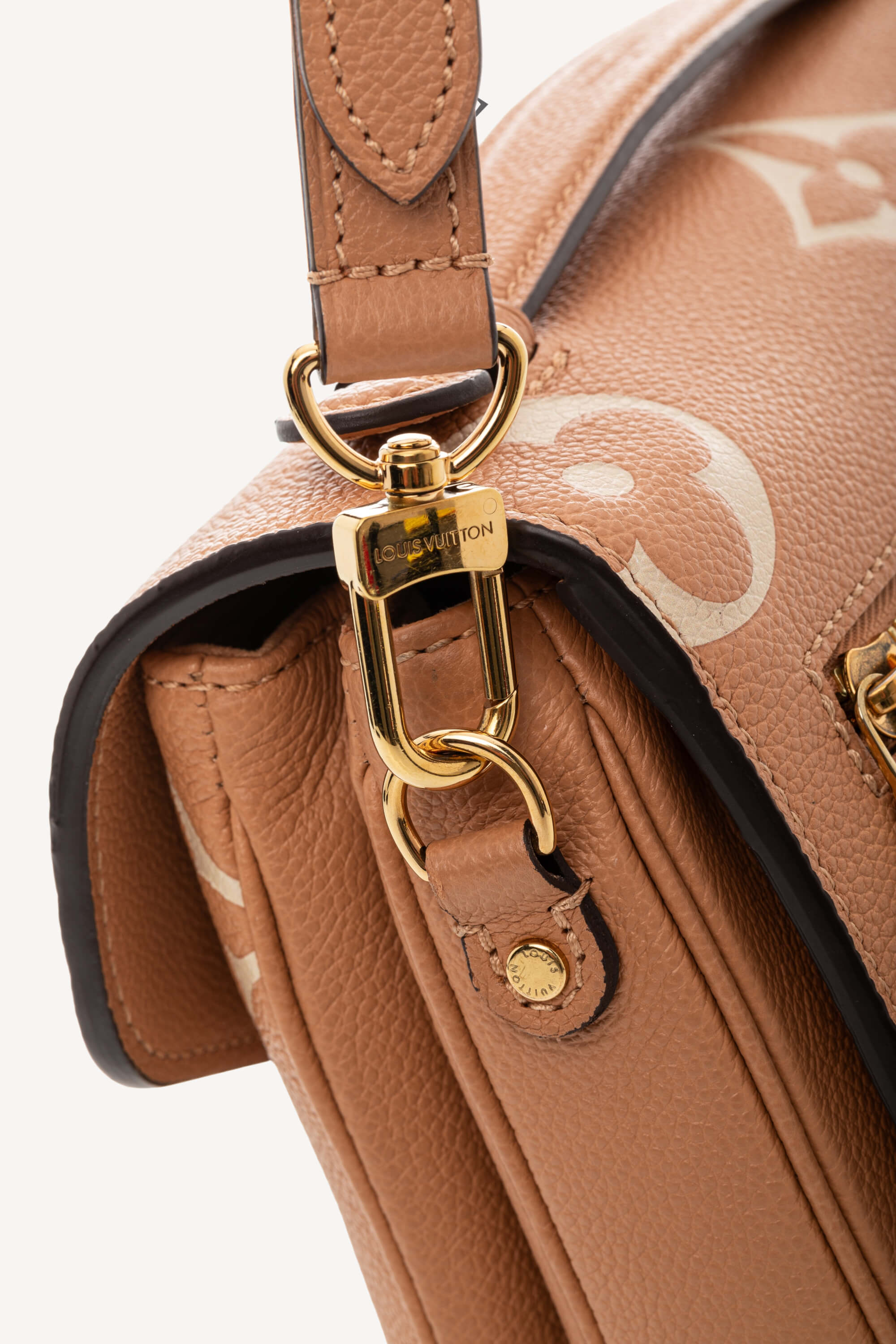 <span style="font-size: 10px;letter-spacing: .15em">HARD TO FIND</span><br> <strong>LOUIS VUITTON</strong><br> <div style="margin-top:10px;font-size:16px">Empreinte Monogram Giant Pochete Metis Arizona Beige M45809</div><br> - Image 16