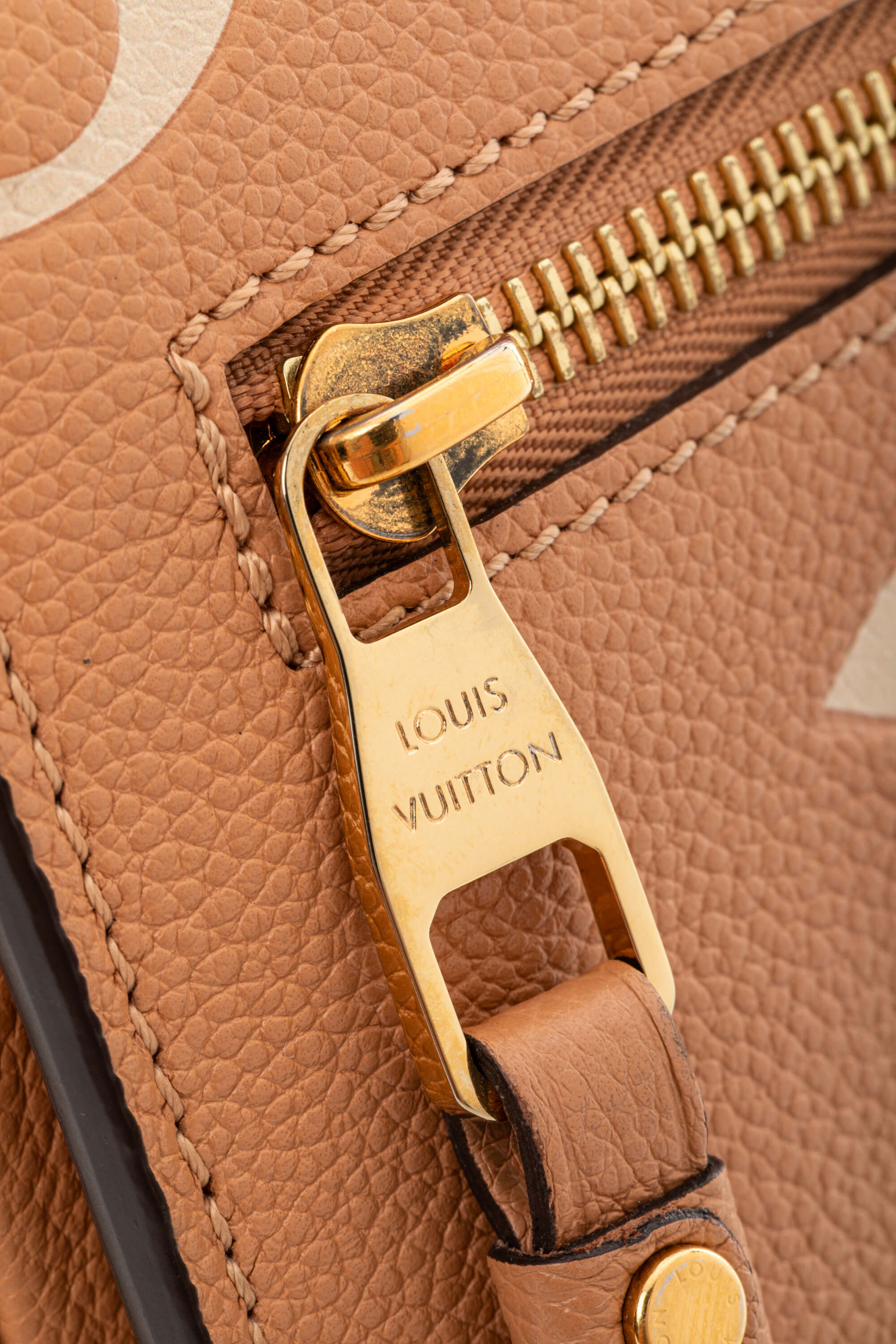 <span style="font-size: 10px;letter-spacing: .15em">HARD TO FIND</span><br> <strong>LOUIS VUITTON</strong><br> <div style="margin-top:10px;font-size:16px">Empreinte Monogram Giant Pochete Metis Arizona Beige M45809</div><br> - Image 13