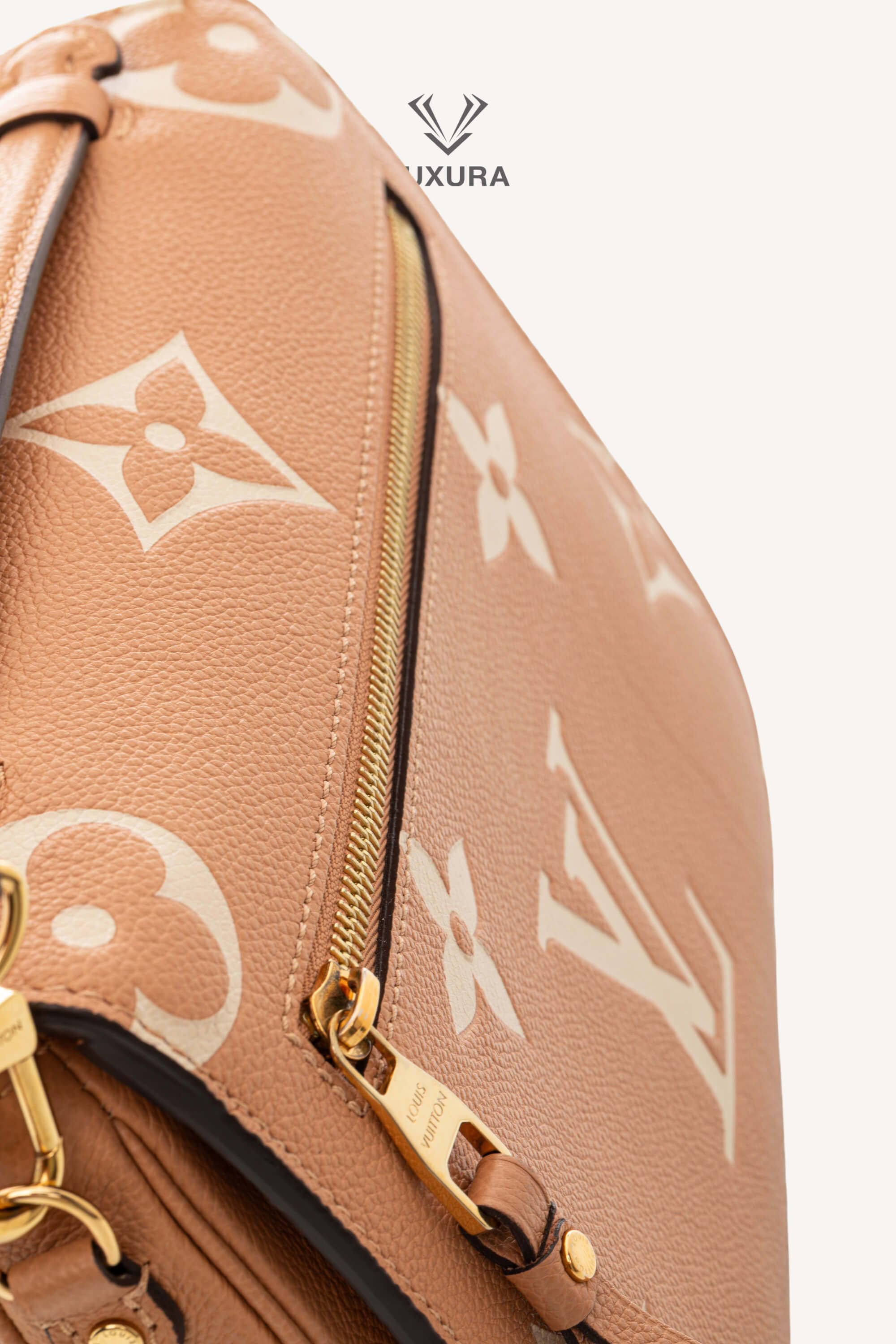 <span style="font-size: 10px;letter-spacing: .15em">HARD TO FIND</span><br> <strong>LOUIS VUITTON</strong><br> <div style="margin-top:10px;font-size:16px">Empreinte Monogram Giant Pochete Metis Arizona Beige M45809</div><br> - Image 15