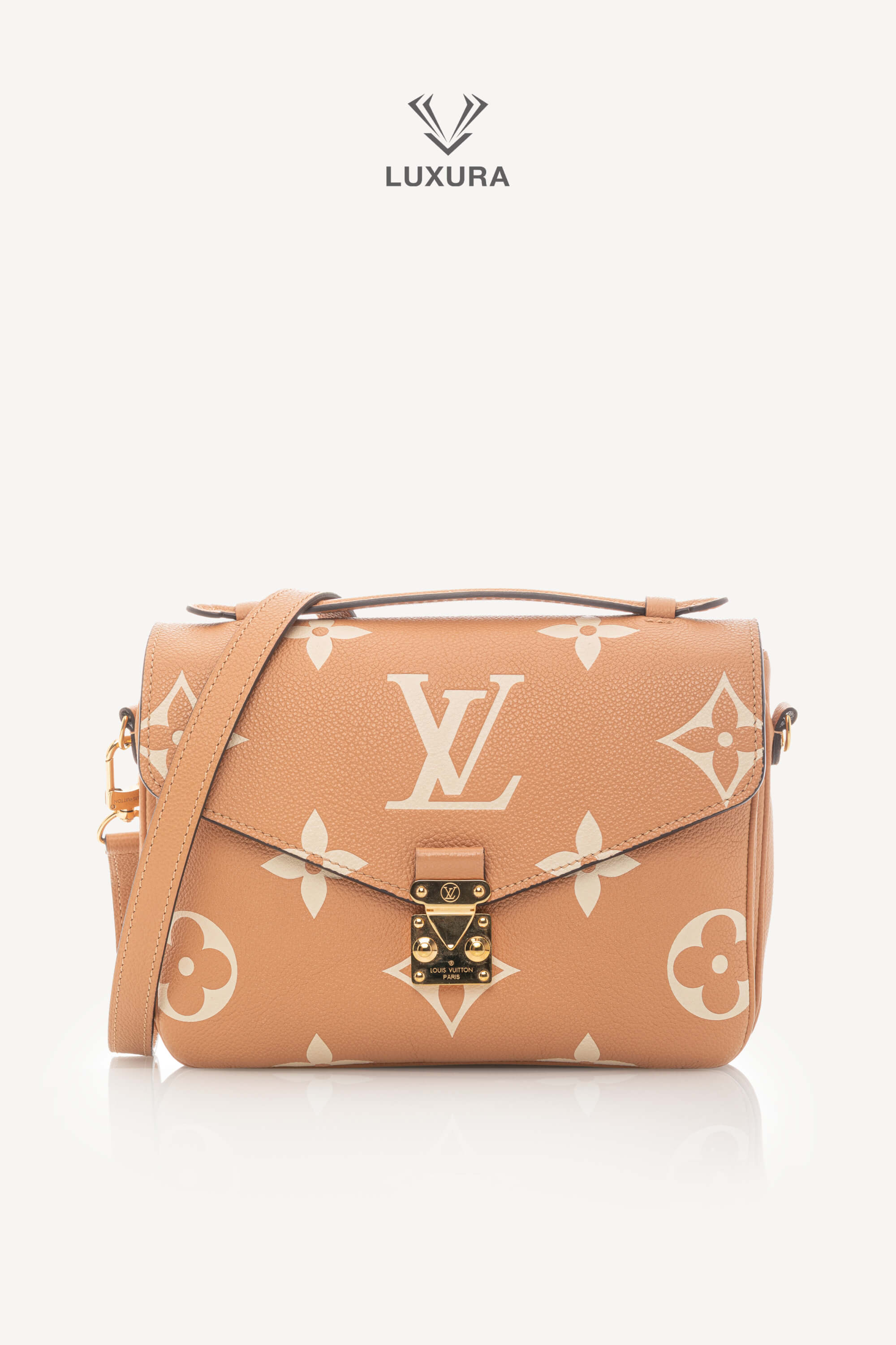 <span style="font-size: 10px;letter-spacing: .15em">HARD TO FIND</span><br> <strong>LOUIS VUITTON</strong><br> <div style="margin-top:10px;font-size:16px">Empreinte Monogram Giant Pochete Metis Arizona Beige M45809</div><br>