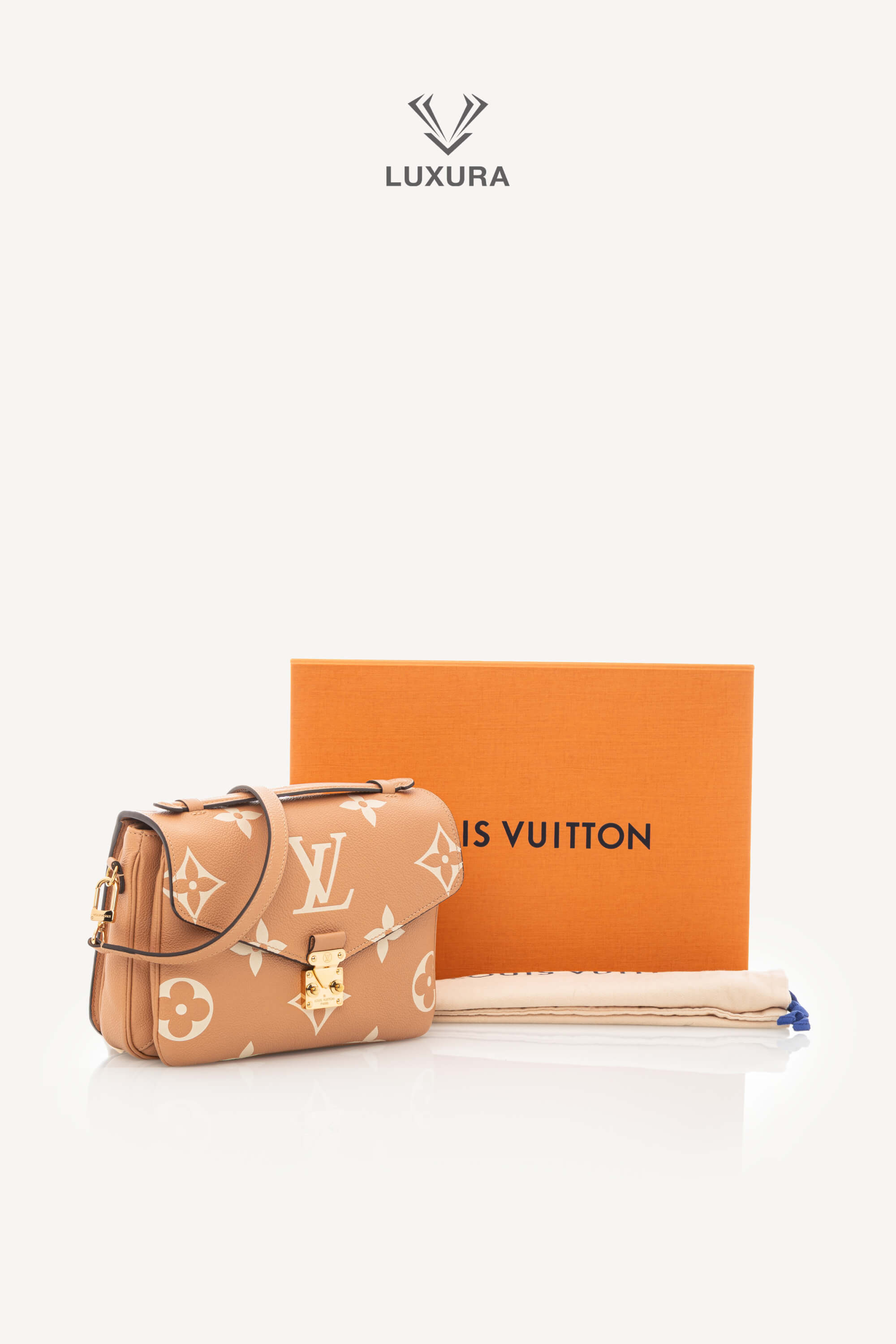 <span style="font-size: 10px;letter-spacing: .15em">HARD TO FIND</span><br> <strong>LOUIS VUITTON</strong><br> <div style="margin-top:10px;font-size:16px">Empreinte Monogram Giant Pochete Metis Arizona Beige M45809</div><br> - Image 2