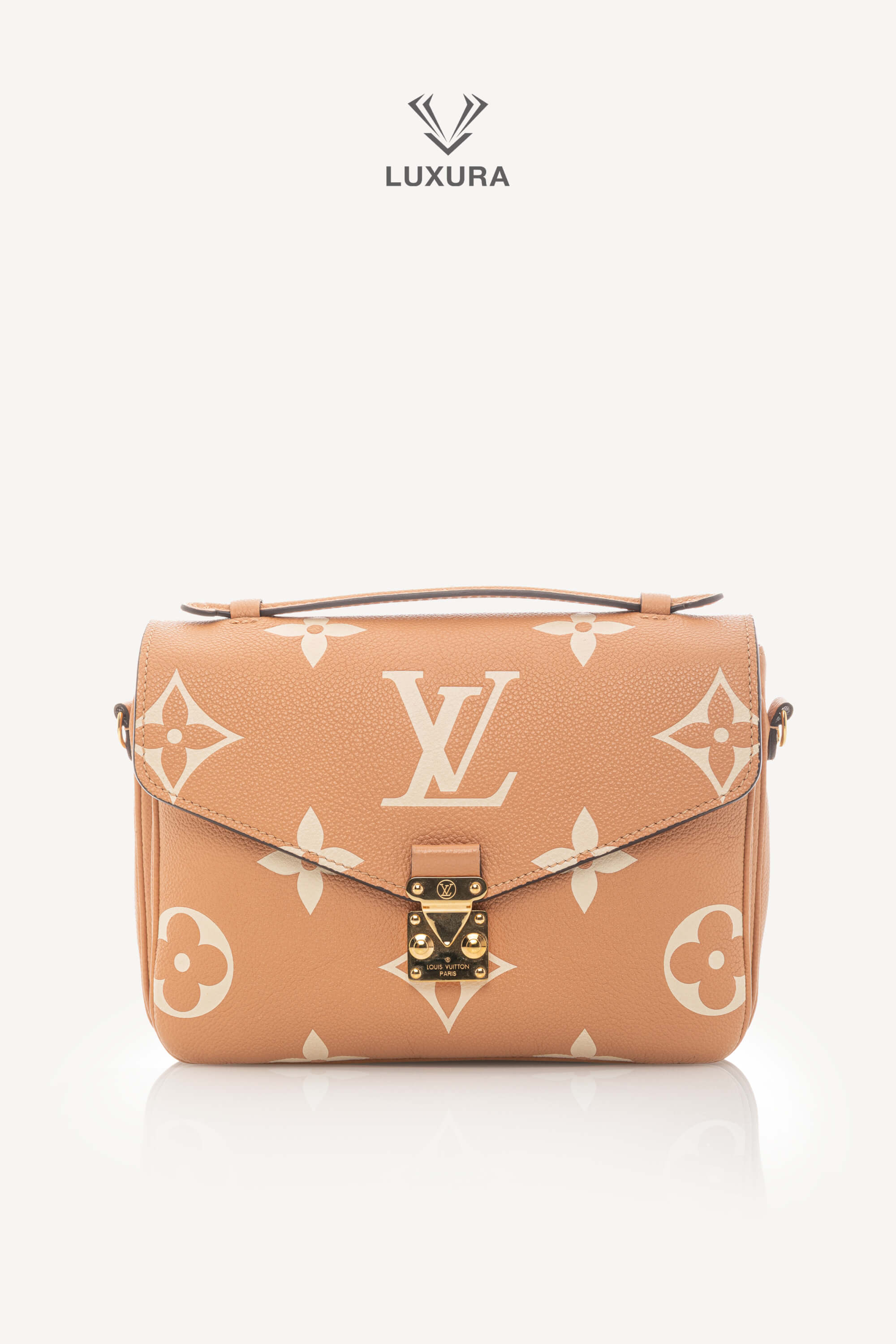 <span style="font-size: 10px;letter-spacing: .15em">HARD TO FIND</span><br> <strong>LOUIS VUITTON</strong><br> <div style="margin-top:10px;font-size:16px">Empreinte Monogram Giant Pochete Metis Arizona Beige M45809</div><br> - Image 6