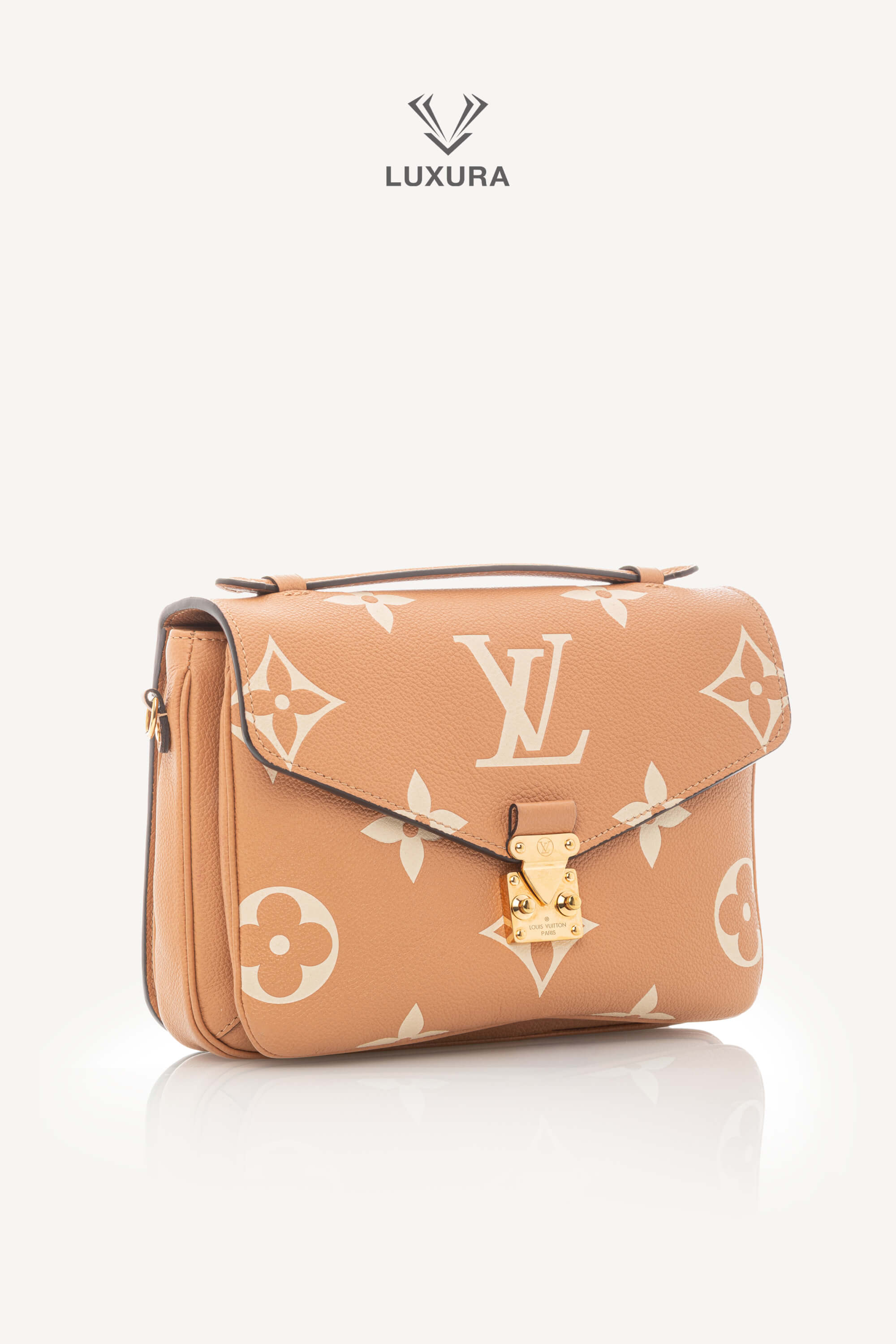 <span style="font-size: 10px;letter-spacing: .15em">HARD TO FIND</span><br> <strong>LOUIS VUITTON</strong><br> <div style="margin-top:10px;font-size:16px">Empreinte Monogram Giant Pochete Metis Arizona Beige M45809</div><br> - Image 3