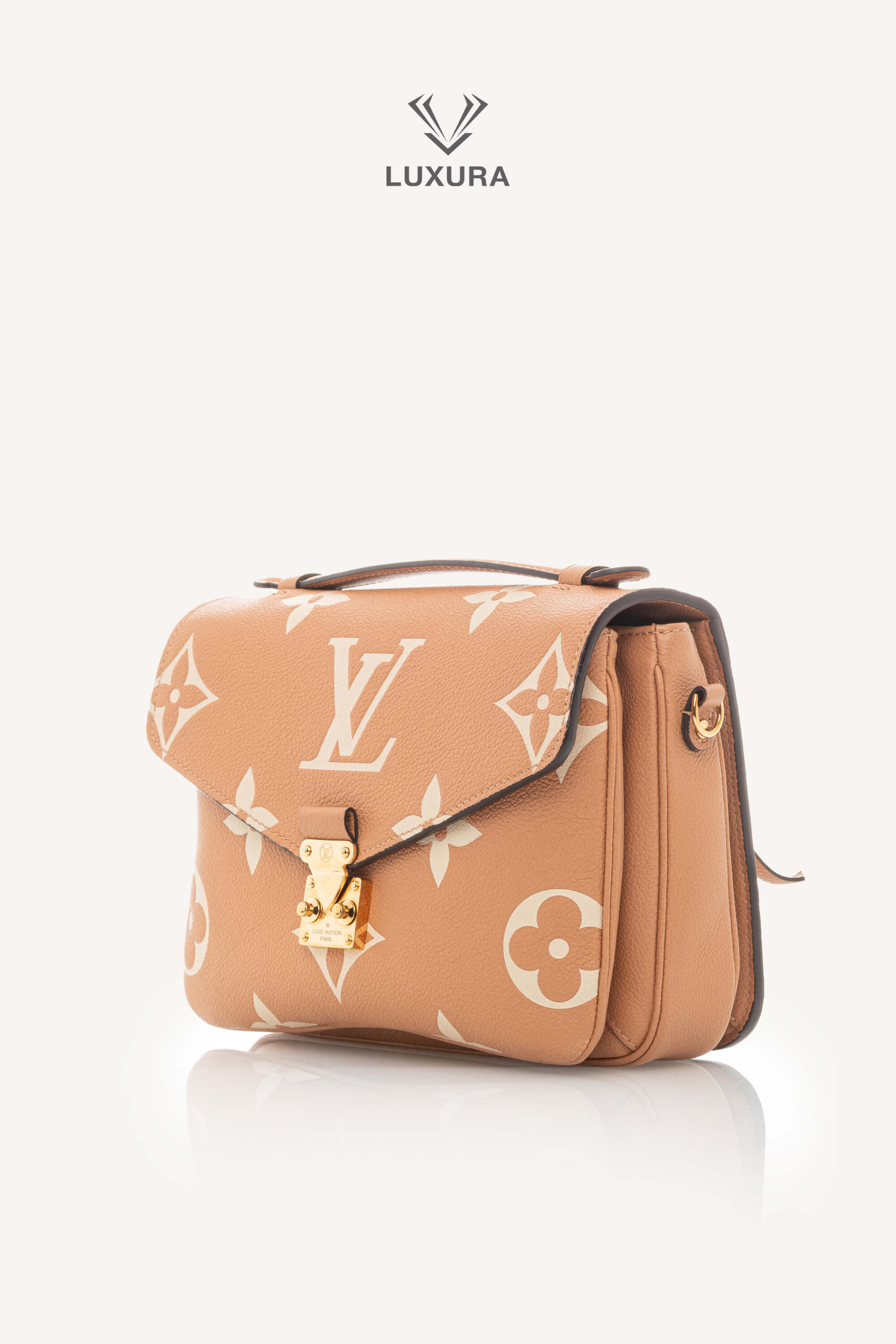<span style="font-size: 10px;letter-spacing: .15em">HARD TO FIND</span><br> <strong>LOUIS VUITTON</strong><br> <div style="margin-top:10px;font-size:16px">Empreinte Monogram Giant Pochete Metis Arizona Beige M45809</div><br> - Image 8