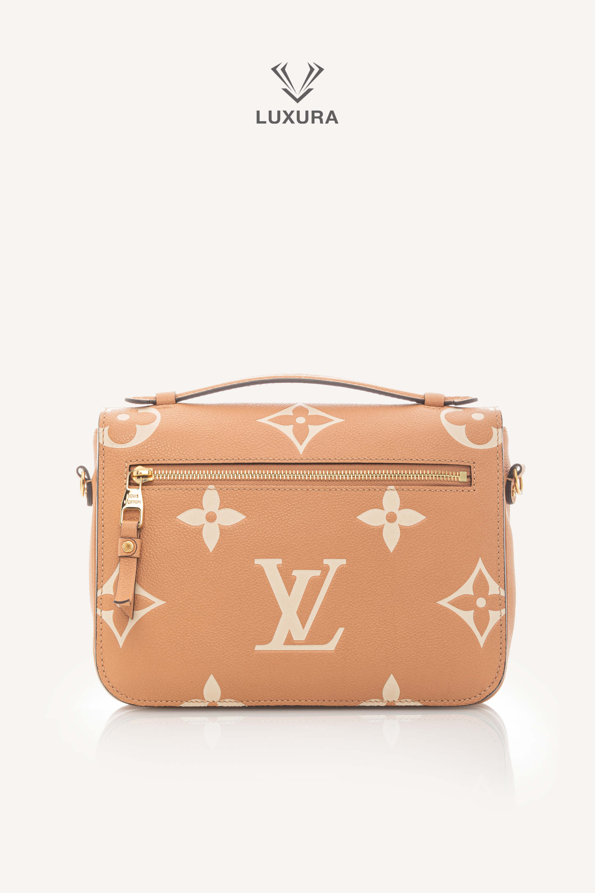 <span style="font-size: 10px;letter-spacing: .15em">HARD TO FIND</span><br> <strong>LOUIS VUITTON</strong><br> <div style="margin-top:10px;font-size:16px">Empreinte Monogram Giant Pochete Metis Arizona Beige M45809</div><br> - Image 7