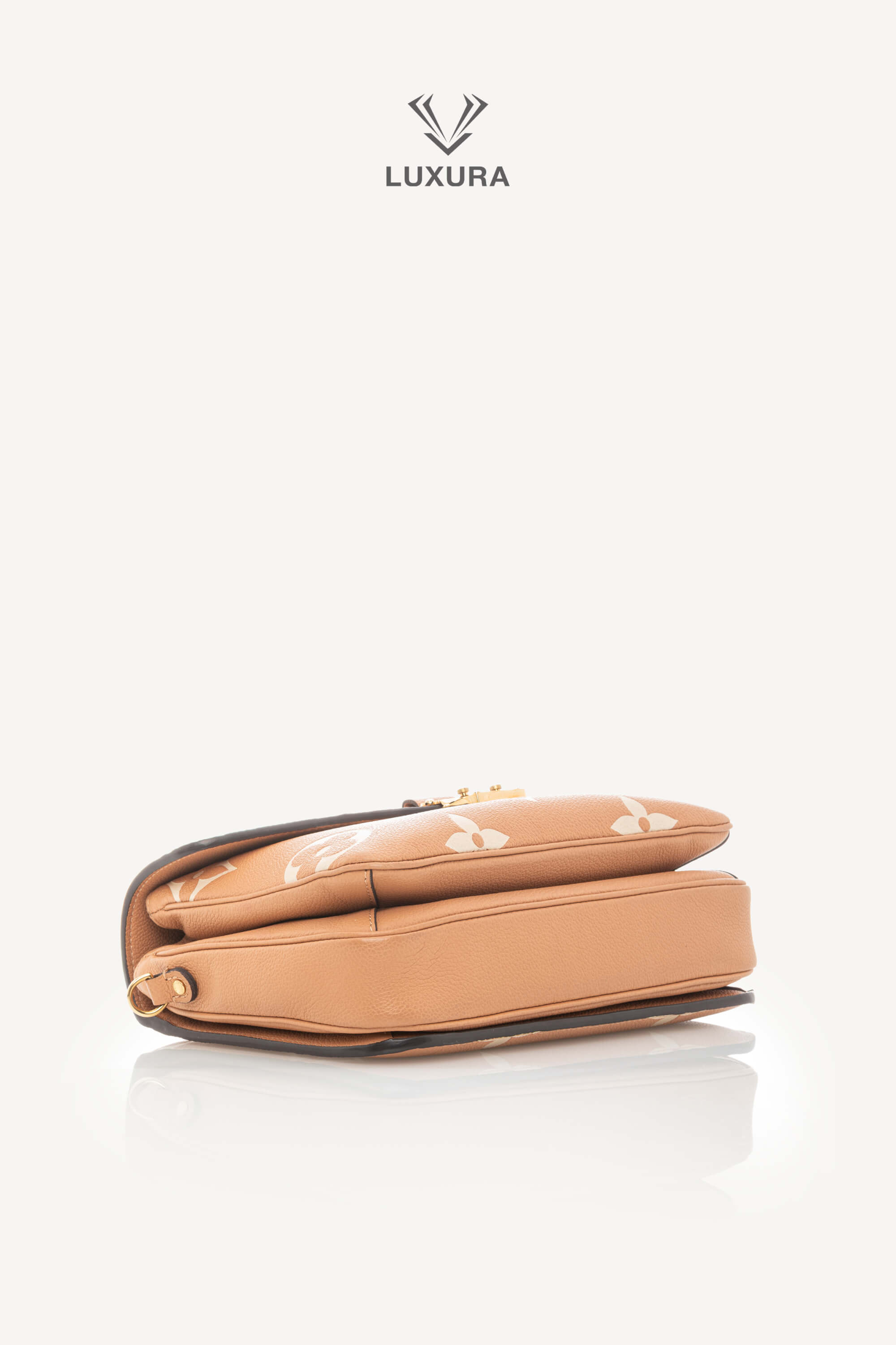 <span style="font-size: 10px;letter-spacing: .15em">HARD TO FIND</span><br> <strong>LOUIS VUITTON</strong><br> <div style="margin-top:10px;font-size:16px">Empreinte Monogram Giant Pochete Metis Arizona Beige M45809</div><br> - Image 26