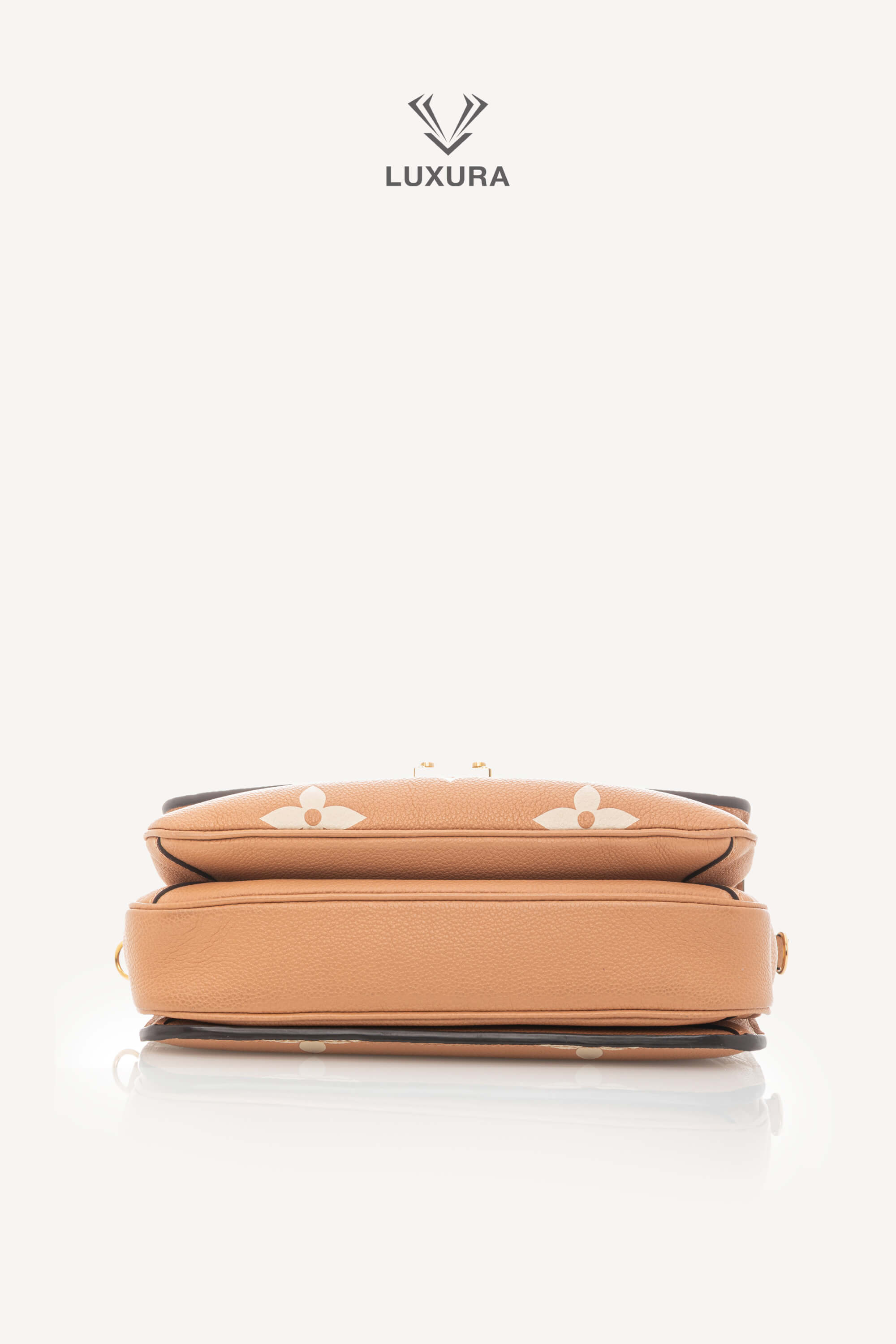 <span style="font-size: 10px;letter-spacing: .15em">HARD TO FIND</span><br> <strong>LOUIS VUITTON</strong><br> <div style="margin-top:10px;font-size:16px">Empreinte Monogram Giant Pochete Metis Arizona Beige M45809</div><br> - Image 27