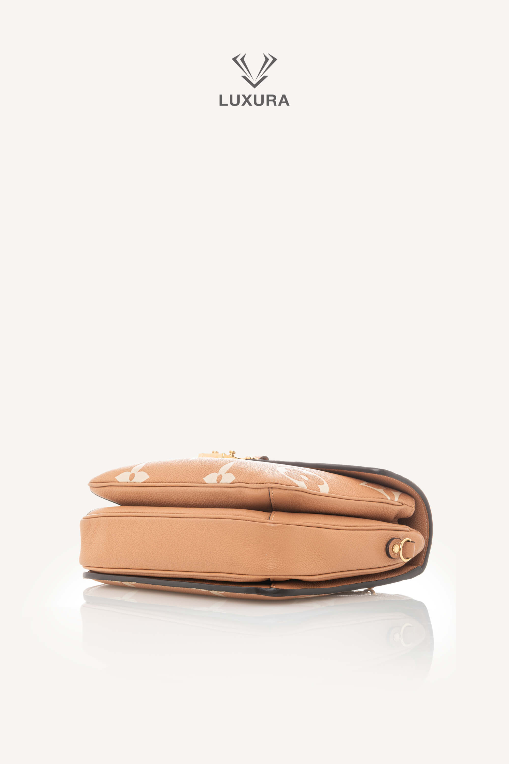 <span style="font-size: 10px;letter-spacing: .15em">HARD TO FIND</span><br> <strong>LOUIS VUITTON</strong><br> <div style="margin-top:10px;font-size:16px">Empreinte Monogram Giant Pochete Metis Arizona Beige M45809</div><br> - Image 28