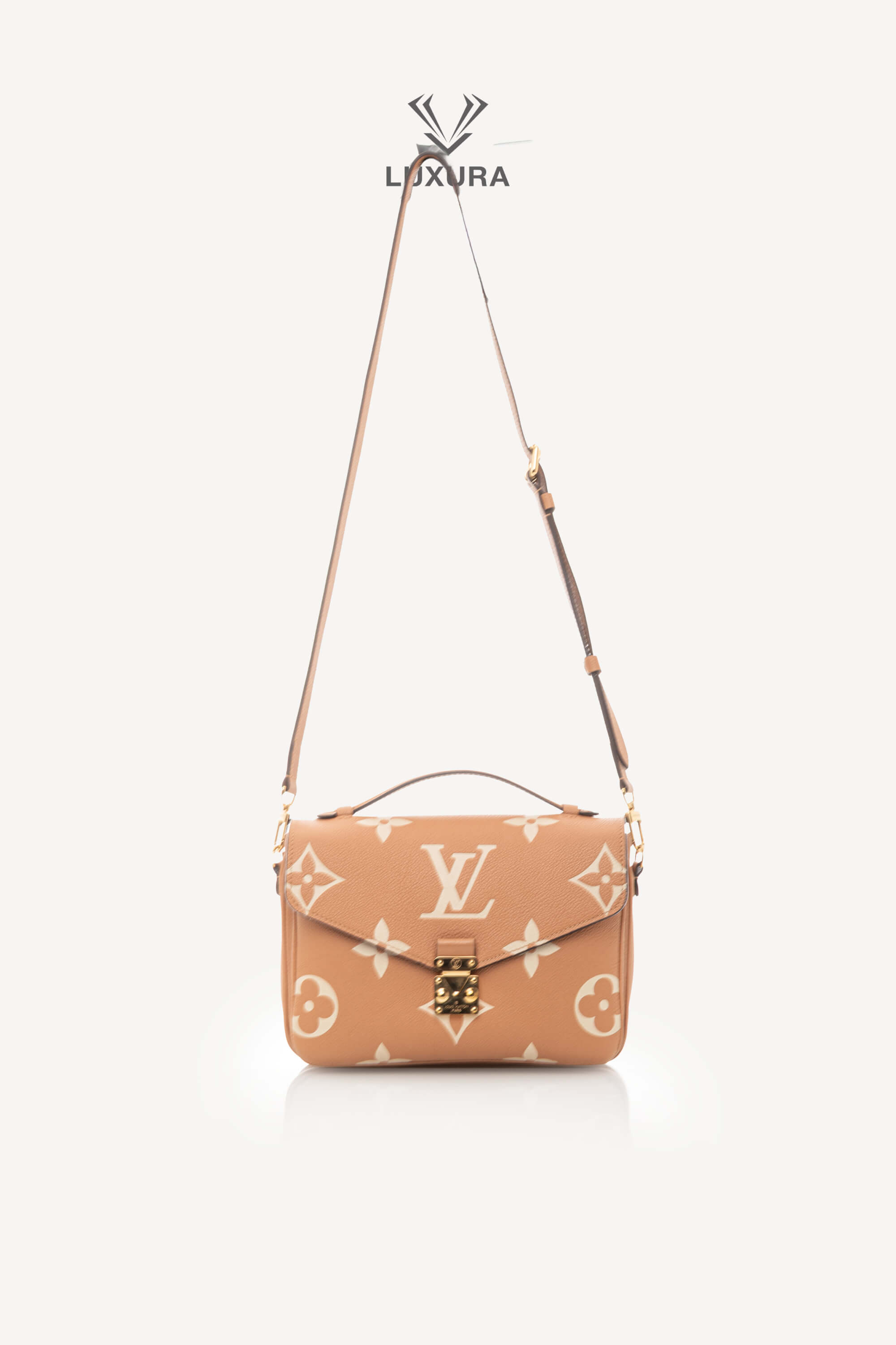 <span style="font-size: 10px;letter-spacing: .15em">HARD TO FIND</span><br> <strong>LOUIS VUITTON</strong><br> <div style="margin-top:10px;font-size:16px">Empreinte Monogram Giant Pochete Metis Arizona Beige M45809</div><br> - Image 4