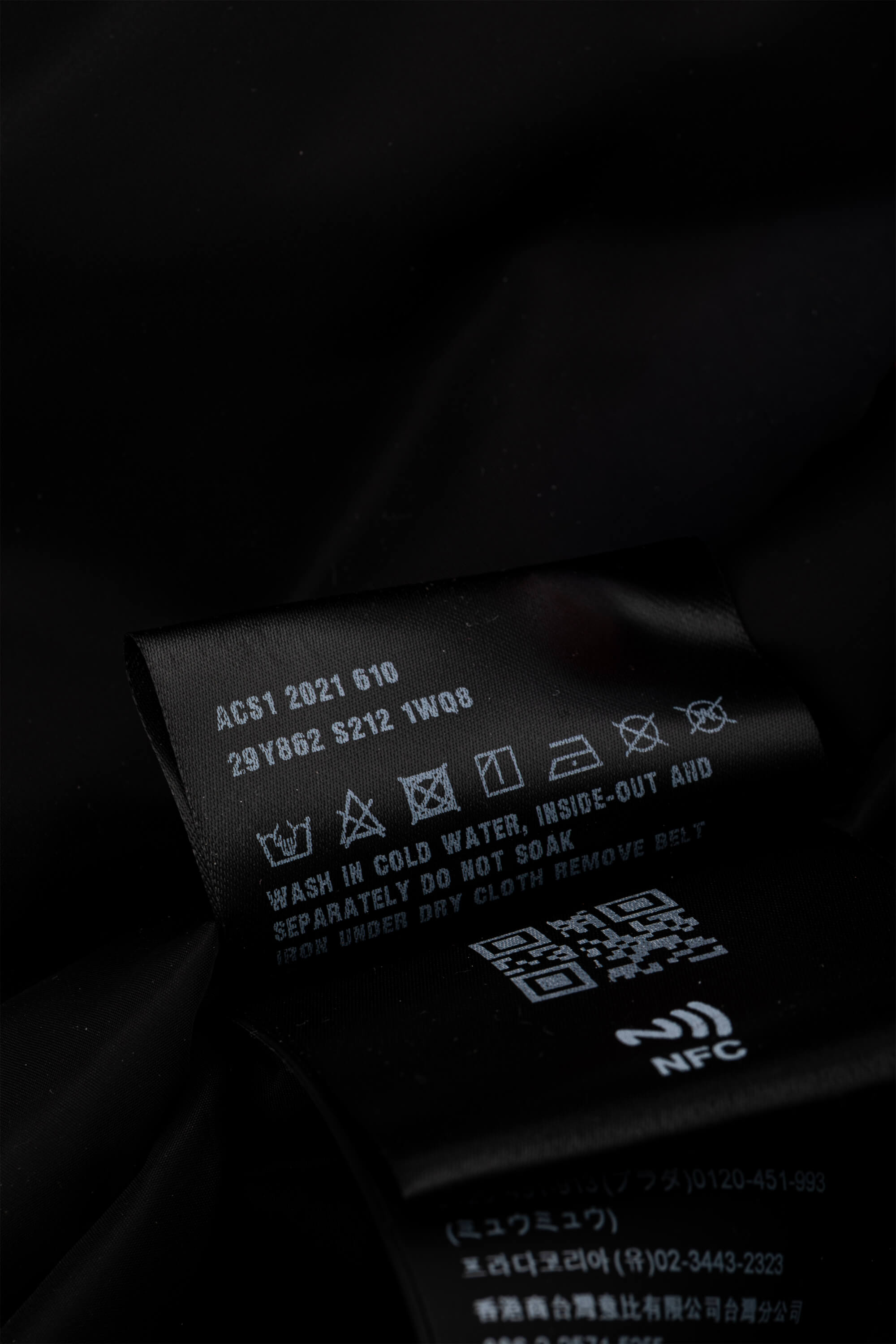 <span style="font-size: 10px;letter-spacing: .15em">BEST DEAL</span><br> <strong>PRADA</strong><br> <div style="margin-top:10px;font-size:16px">Re-Nylon Belted Down Jacket Black 40</div><br> - Image 14