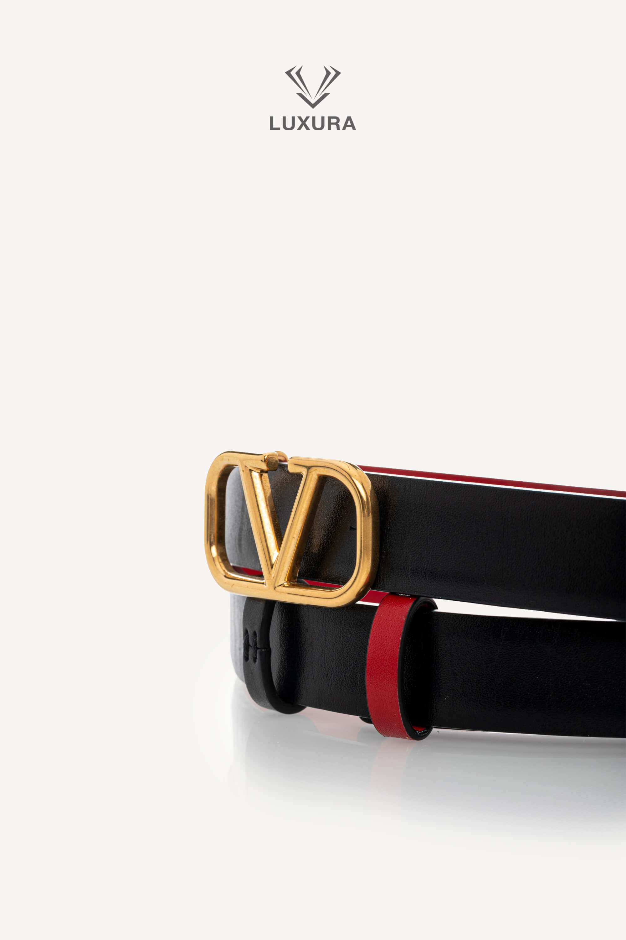 <span style="font-size: 10px;letter-spacing: .15em">BEST DEAL</span><br> <strong>VALENTINO</strong><br> <div style="margin-top:10px;font-size:16px">Reversible VLogo Signature Belt in Glossy Calfskin Black-Pure Red 20 mm 70</div><br> - Image 6
