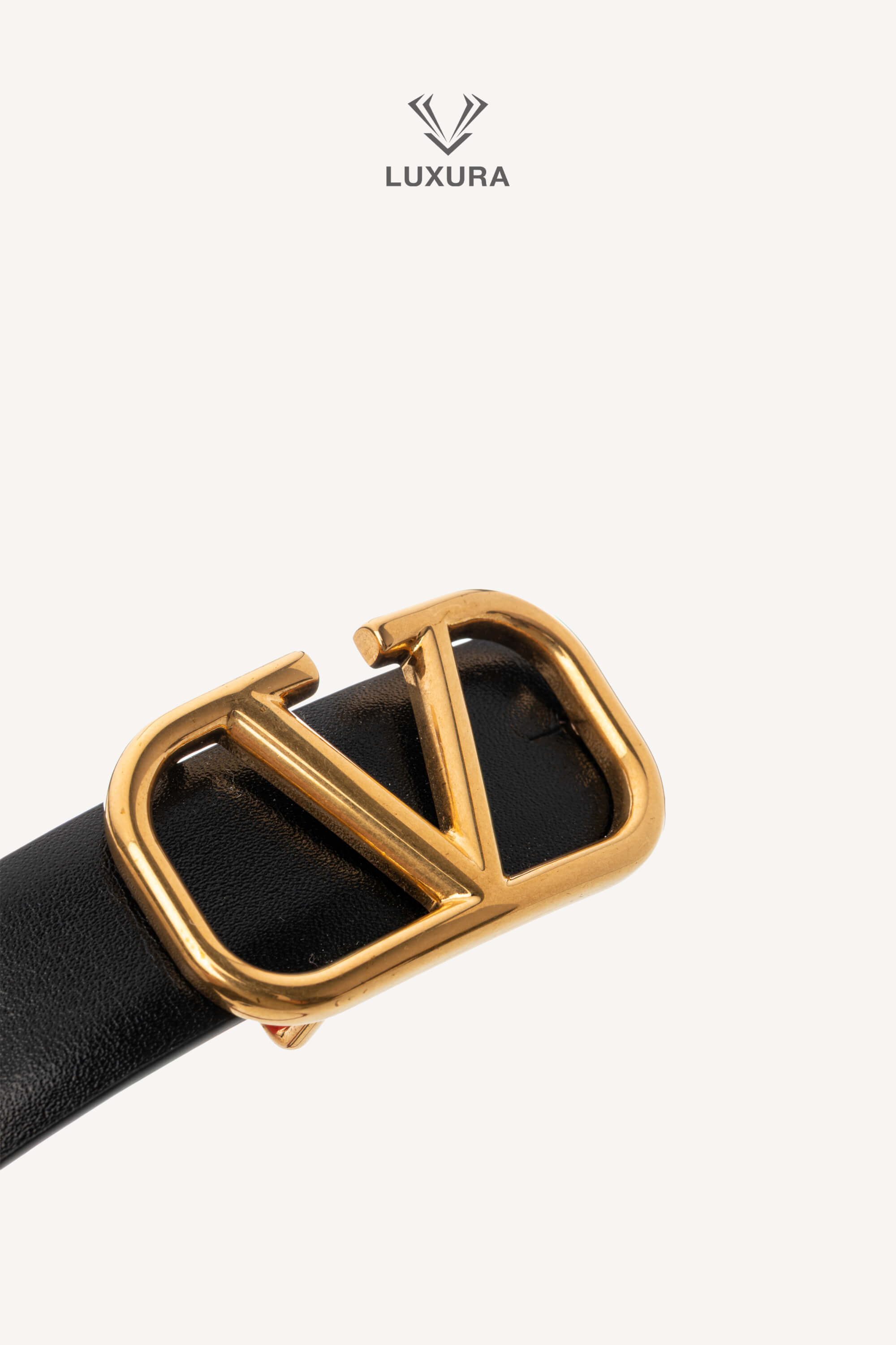 <span style="font-size: 10px;letter-spacing: .15em">BEST DEAL</span><br> <strong>VALENTINO</strong><br> <div style="margin-top:10px;font-size:16px">Reversible VLogo Signature Belt in Glossy Calfskin Black-Pure Red 20 mm 70</div><br> - Image 5