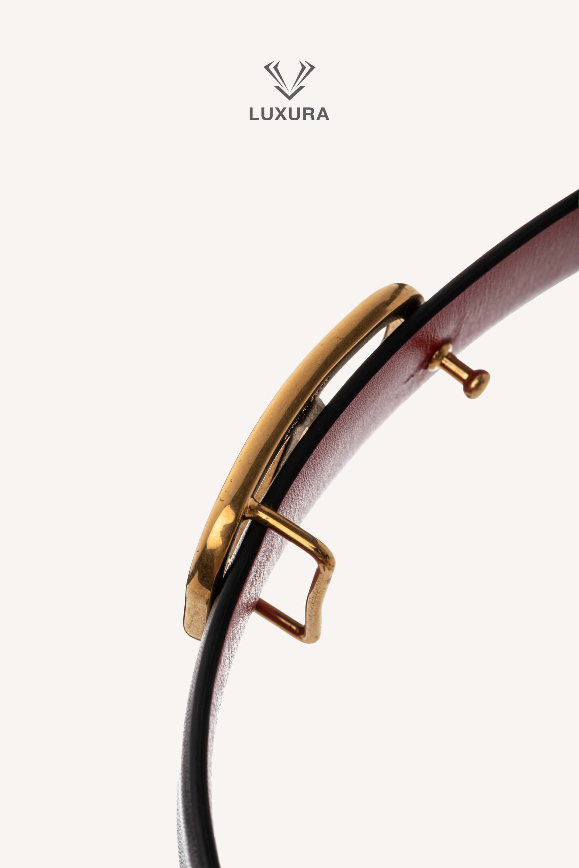 <span style="font-size: 10px;letter-spacing: .15em">BEST DEAL</span><br> <strong>VALENTINO</strong><br> <div style="margin-top:10px;font-size:16px">Reversible VLogo Signature Belt in Glossy Calfskin Black-Pure Red 20 mm 70</div><br> - Image 9