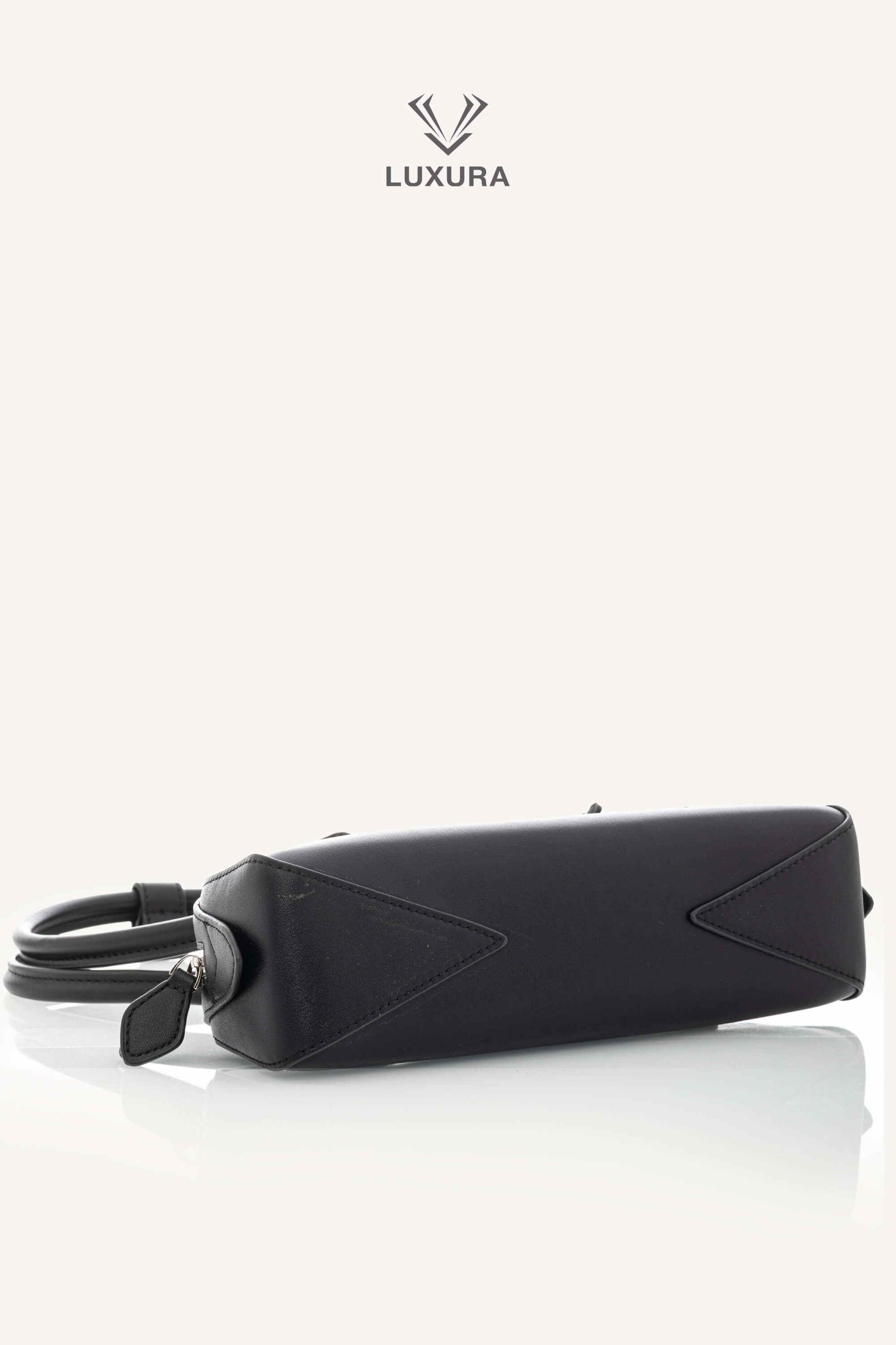 <span style="font-size: 10px;letter-spacing: .15em">HARD TO FIND</span><br> <strong>ALAIA</strong><br> <div style="margin-top:10px;font-size:16px">Goatskin Medium Le Teckel Bag Black</div><br> - Image 19