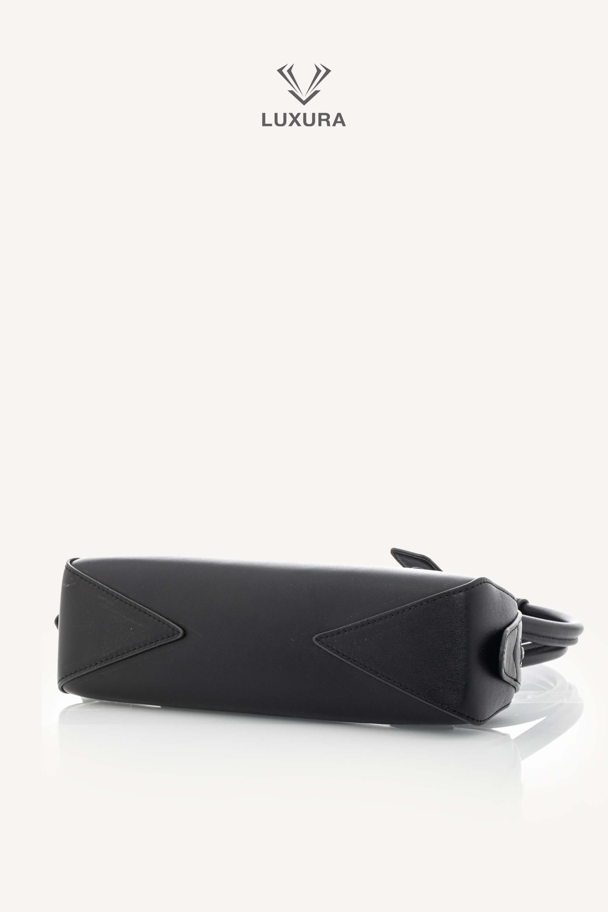 <span style="font-size: 10px;letter-spacing: .15em">HARD TO FIND</span><br> <strong>ALAIA</strong><br> <div style="margin-top:10px;font-size:16px">Goatskin Medium Le Teckel Bag Black</div><br> - Image 21