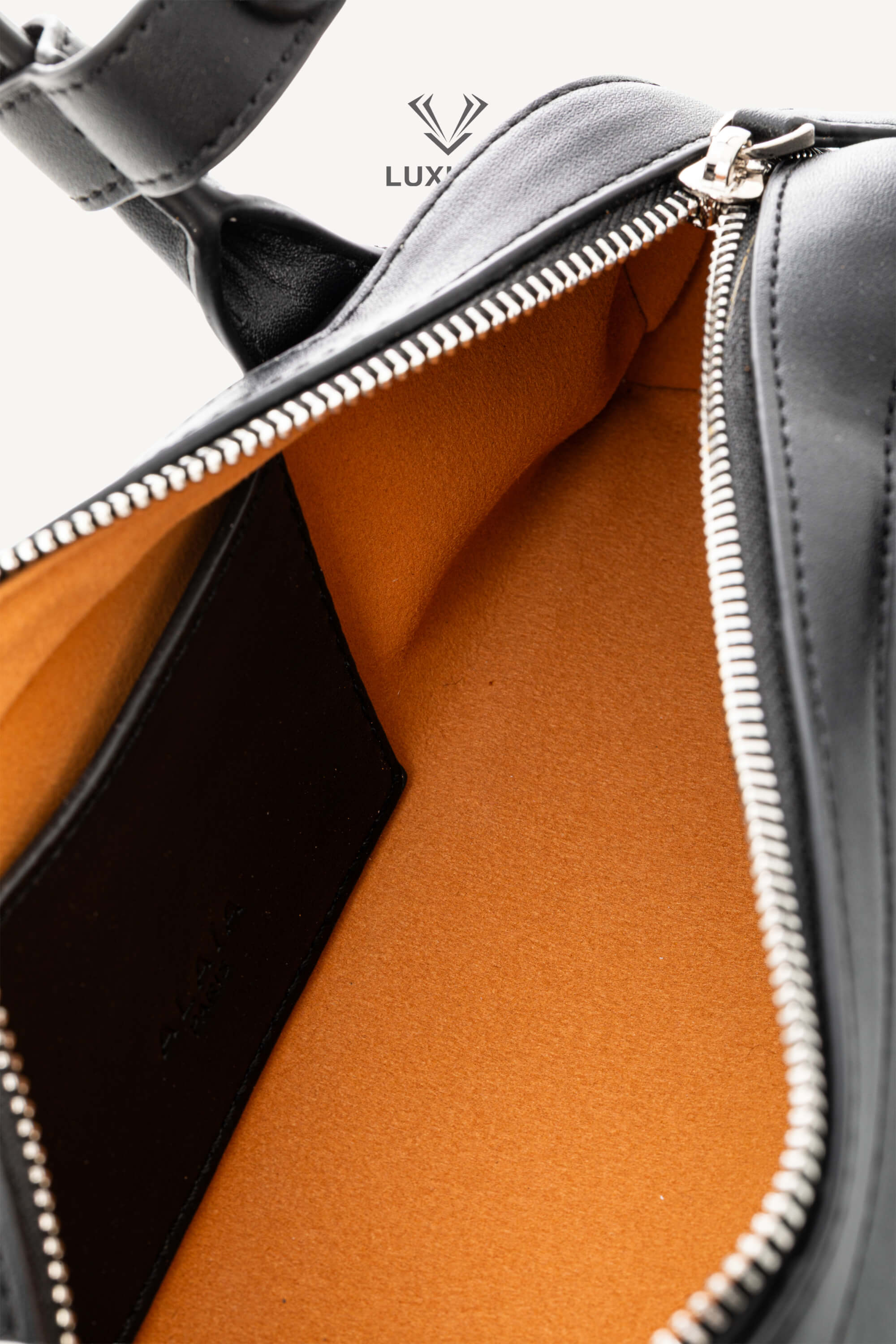 <span style="font-size: 10px;letter-spacing: .15em">HARD TO FIND</span><br> <strong>ALAIA</strong><br> <div style="margin-top:10px;font-size:16px">Goatskin Medium Le Teckel Bag Black</div><br> - Image 10