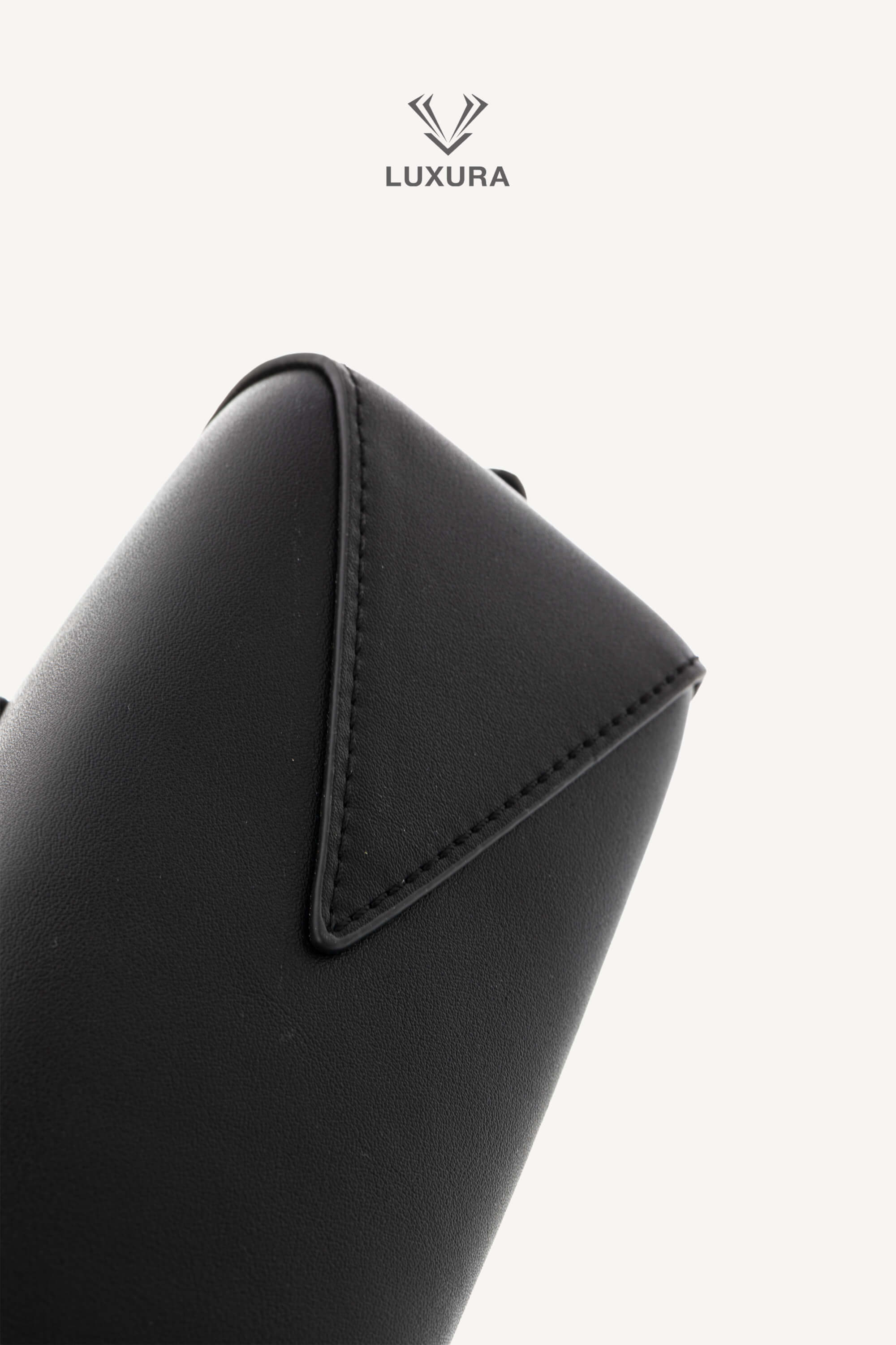 <span style="font-size: 10px;letter-spacing: .15em">HARD TO FIND</span><br> <strong>ALAIA</strong><br> <div style="margin-top:10px;font-size:16px">Goatskin Medium Le Teckel Bag Black</div><br> - Image 15