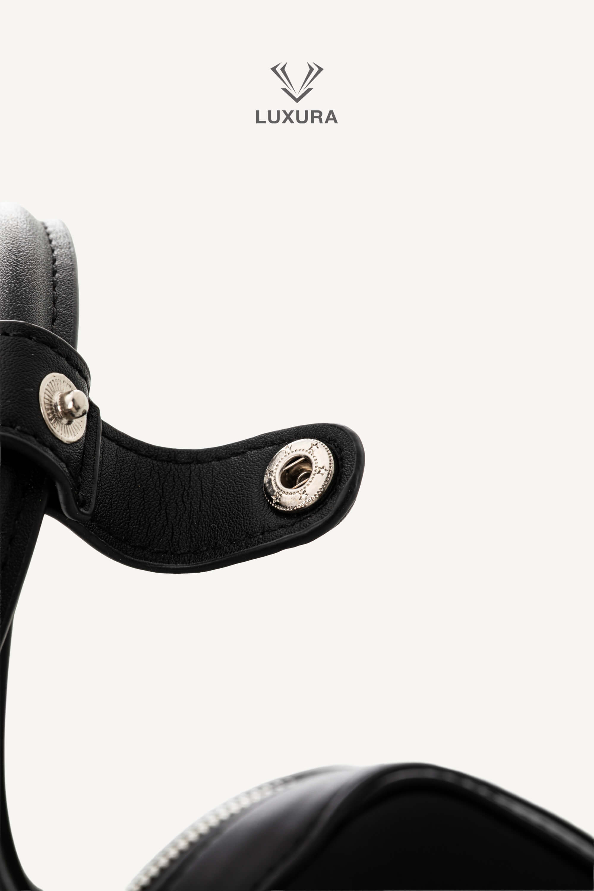 <span style="font-size: 10px;letter-spacing: .15em">HARD TO FIND</span><br> <strong>ALAIA</strong><br> <div style="margin-top:10px;font-size:16px">Goatskin Medium Le Teckel Bag Black</div><br> - Image 18
