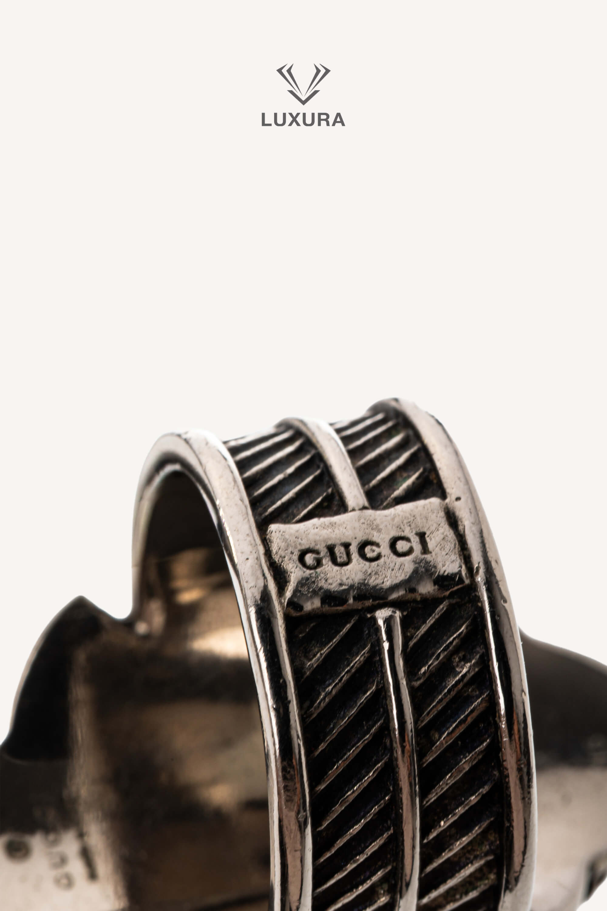 <span style="font-size: 10px;letter-spacing: .15em">BEST DEAL</span><br> <strong>GUCCI</strong><br> <div style="margin-top:10px;font-size:16px">Crystal Tiger Silver Ring</div><br> - Image 11