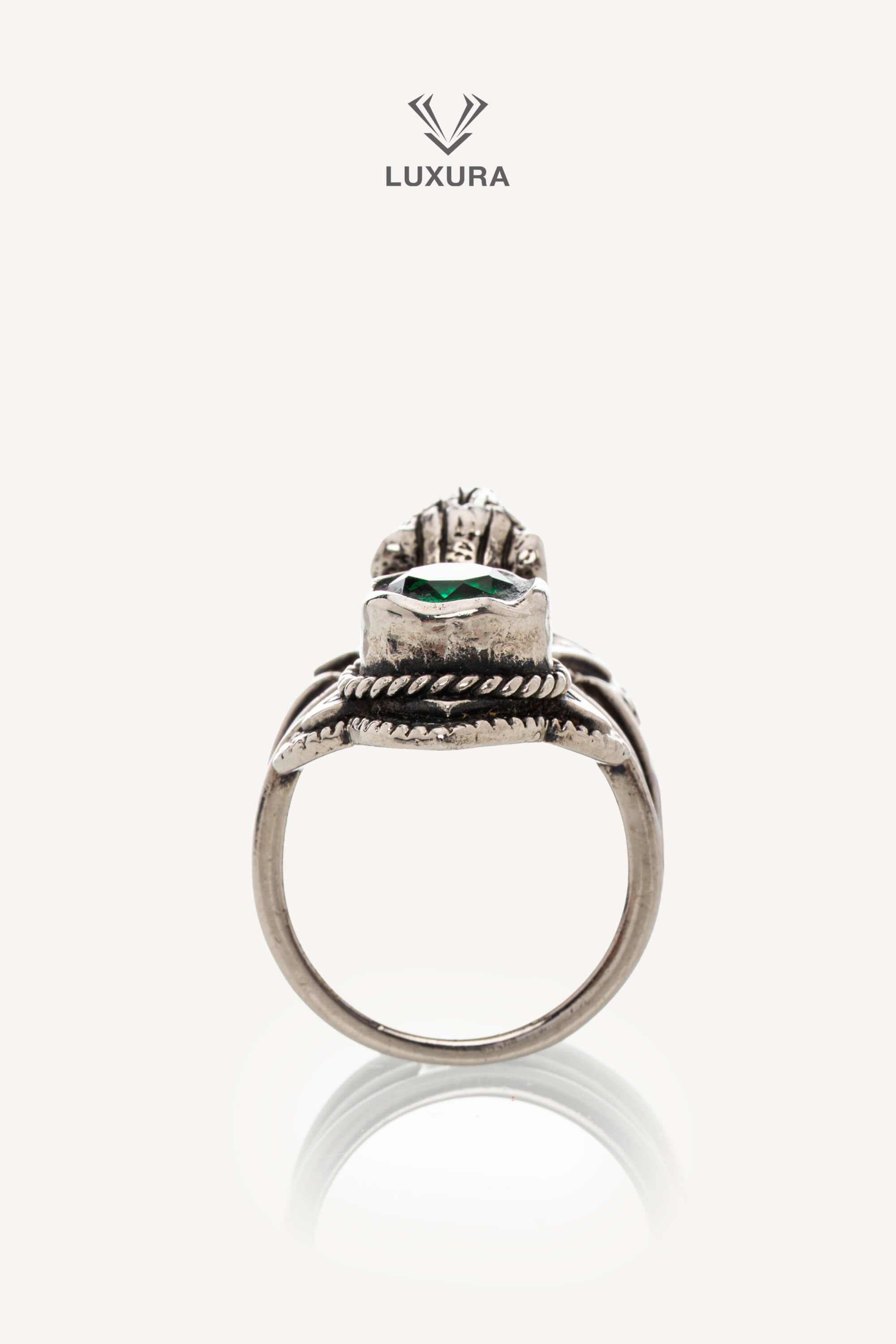 <span style="font-size: 10px;letter-spacing: .15em">BEST DEAL</span><br> <strong>GUCCI</strong><br> <div style="margin-top:10px;font-size:16px">Crystal Tiger Silver Ring</div><br> - Image 4