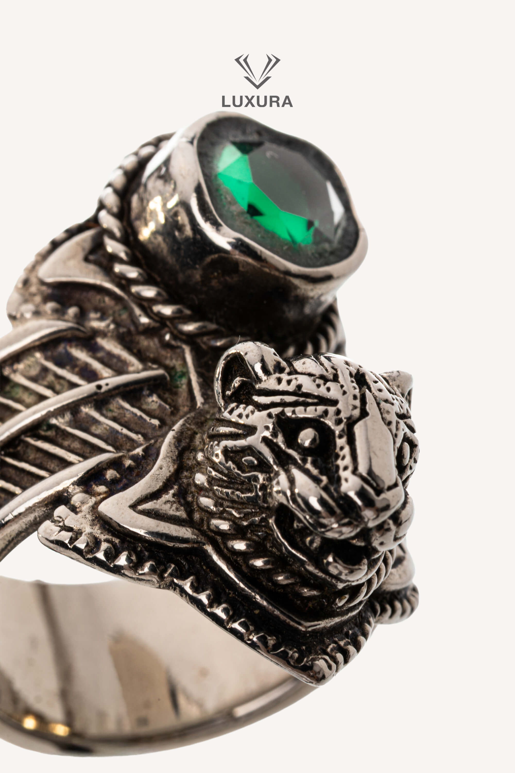 <span style="font-size: 10px;letter-spacing: .15em">BEST DEAL</span><br> <strong>GUCCI</strong><br> <div style="margin-top:10px;font-size:16px">Crystal Tiger Silver Ring</div><br> - Image 2